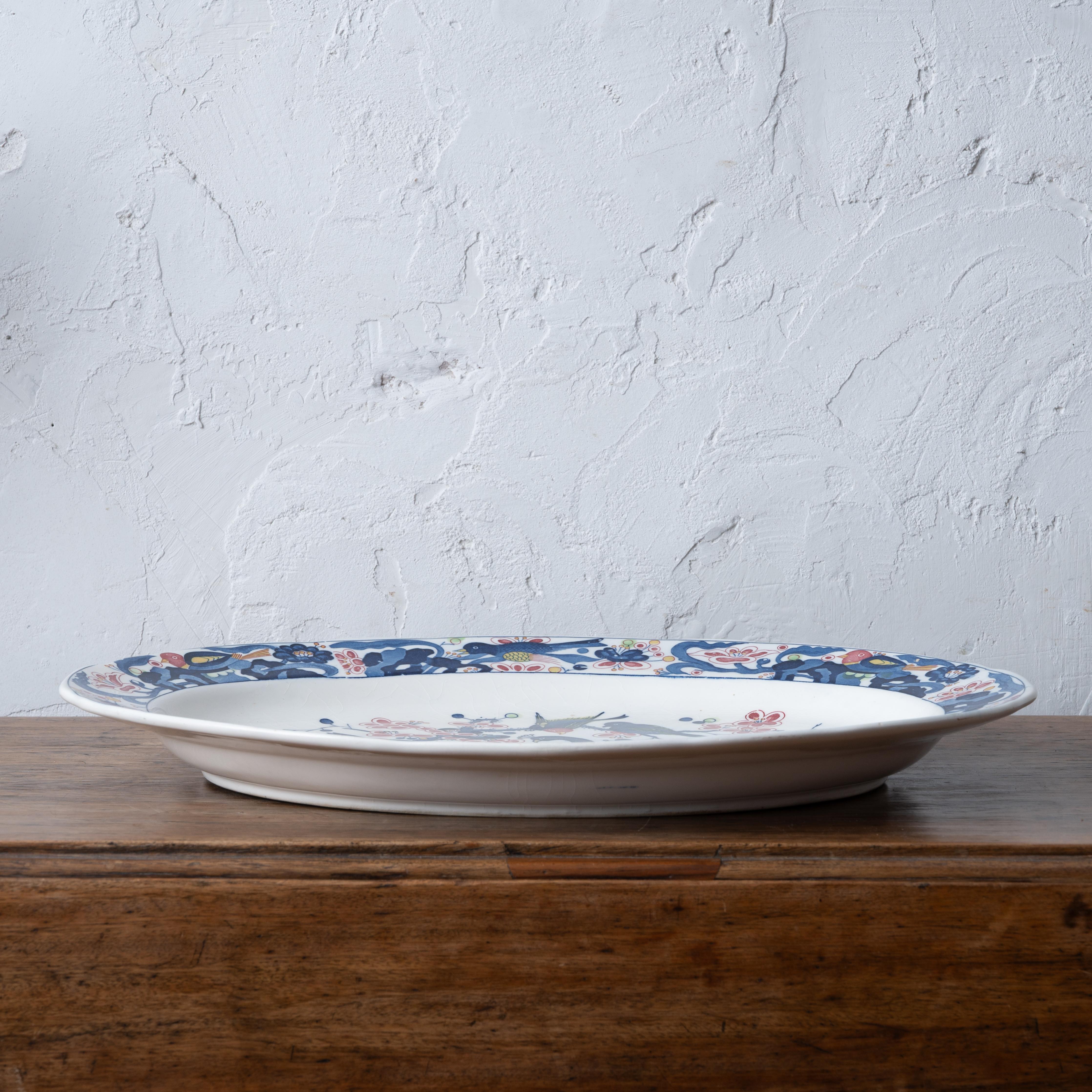 Japonais Plat ovale à décor d'oiseaux en porcelaine de transfert japonaise bleue et blanche en vente