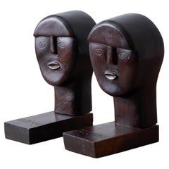Par de sujetalibros modernistas haitianos de madera tallada, hacia 1960