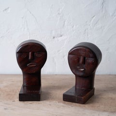 Par de sujetalibros modernistas haitianos de madera tallada, hacia 1960