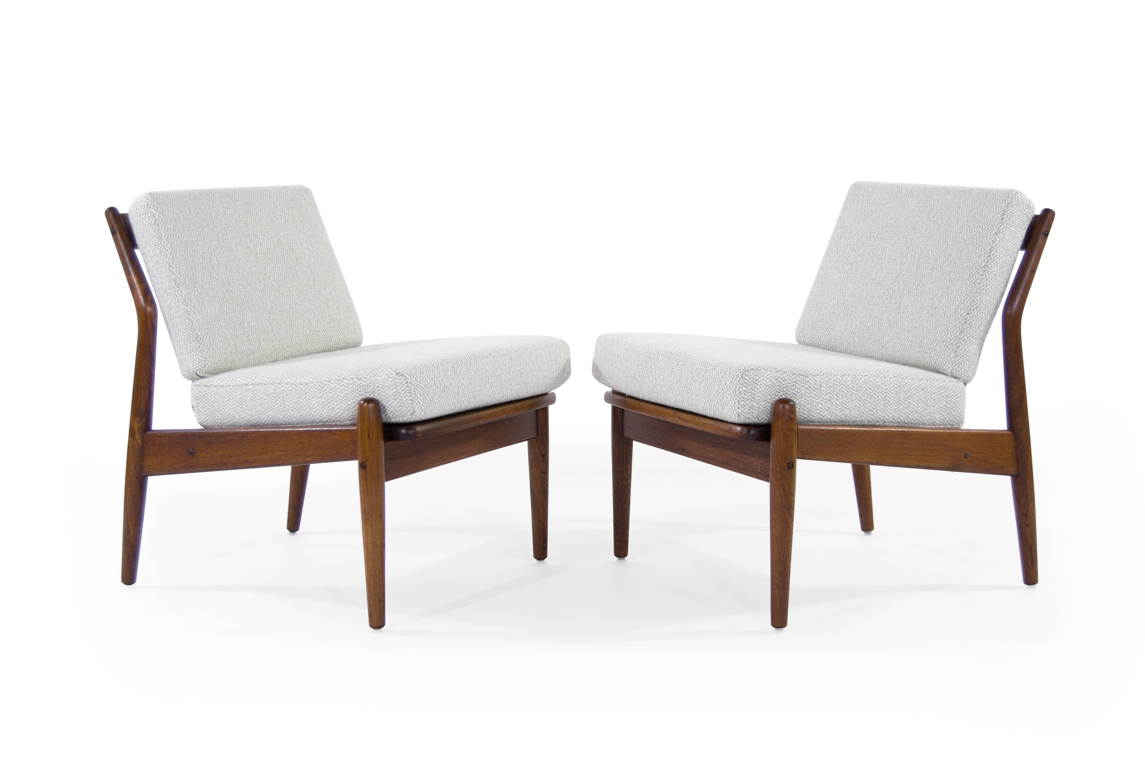 Stunning pair of slipper chairs attributed to Niels Moller, Denmark, 1950s.

Teak frames fully restored, new cushions upholstered in plush wool.