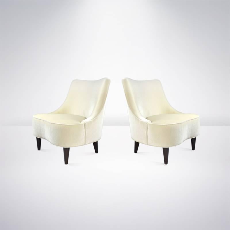 Pair of slipper chairs designed by Edward Wormley for Dunbar, circa 1951.
Newly upholstered in ivory mohair, walnut legs fully restored.

Literature: Dunbar: Fine Furniture of the 1950s, Piña, ppg. 46, 180