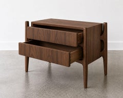 Nachttisch „Floatline“ in der Sonderausführung „Walnut“ von Stamford Modern