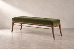 Banc à pieds en forme de sabre, série 60, en noyer naturel, par Stamford Modern