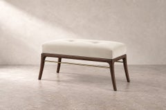 Banco con patas tipo sable de la serie 36 en nogal oscuro, de Stamford Modern