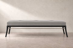 Panca con gambe a sciabola Serie 72 in rovere “Blackout” di Stamford Modern