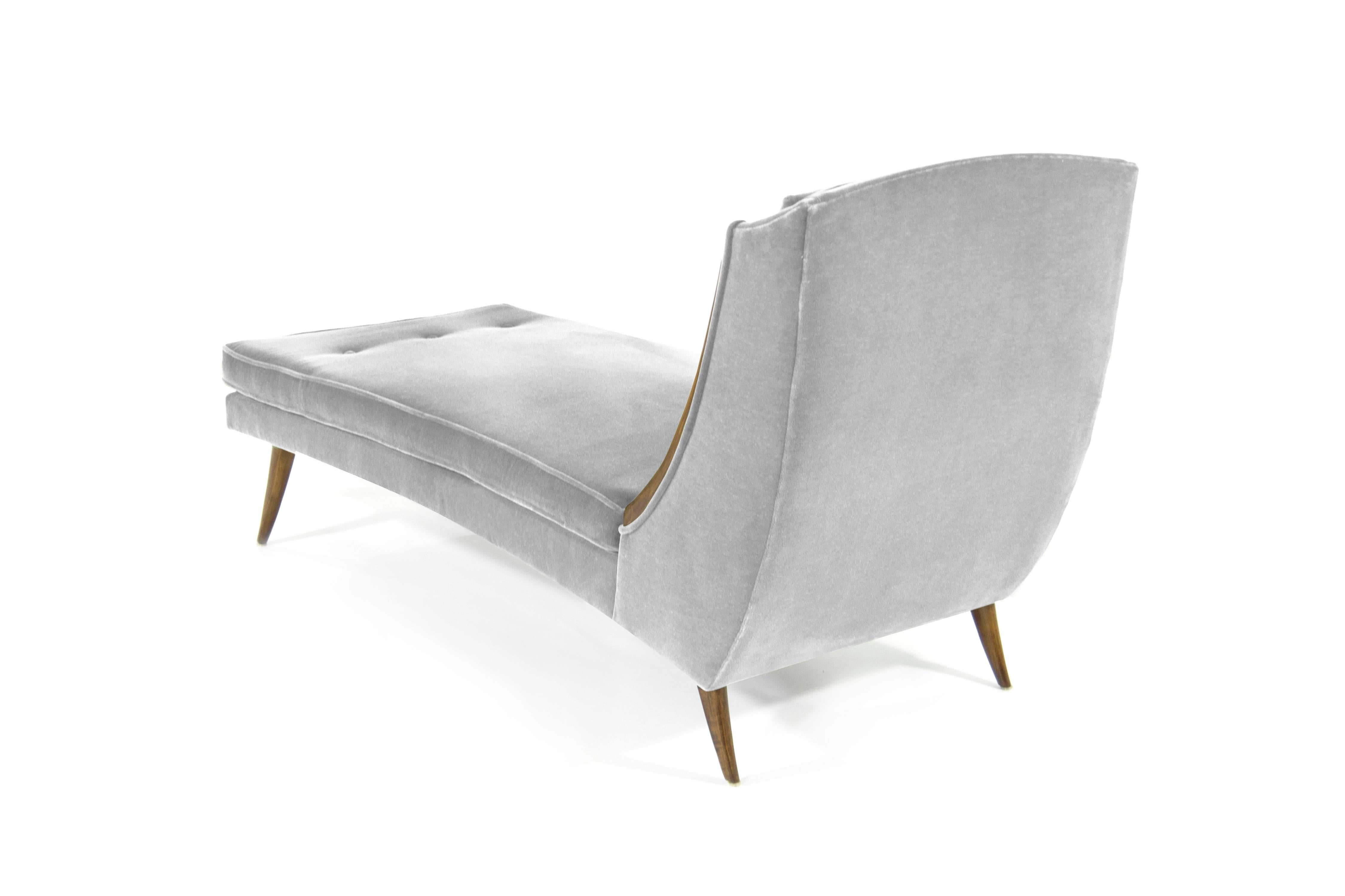 Mid-Century Modern Sculptural Sabre Leg Chaise Longue in Grey Mohair, circa 1950s