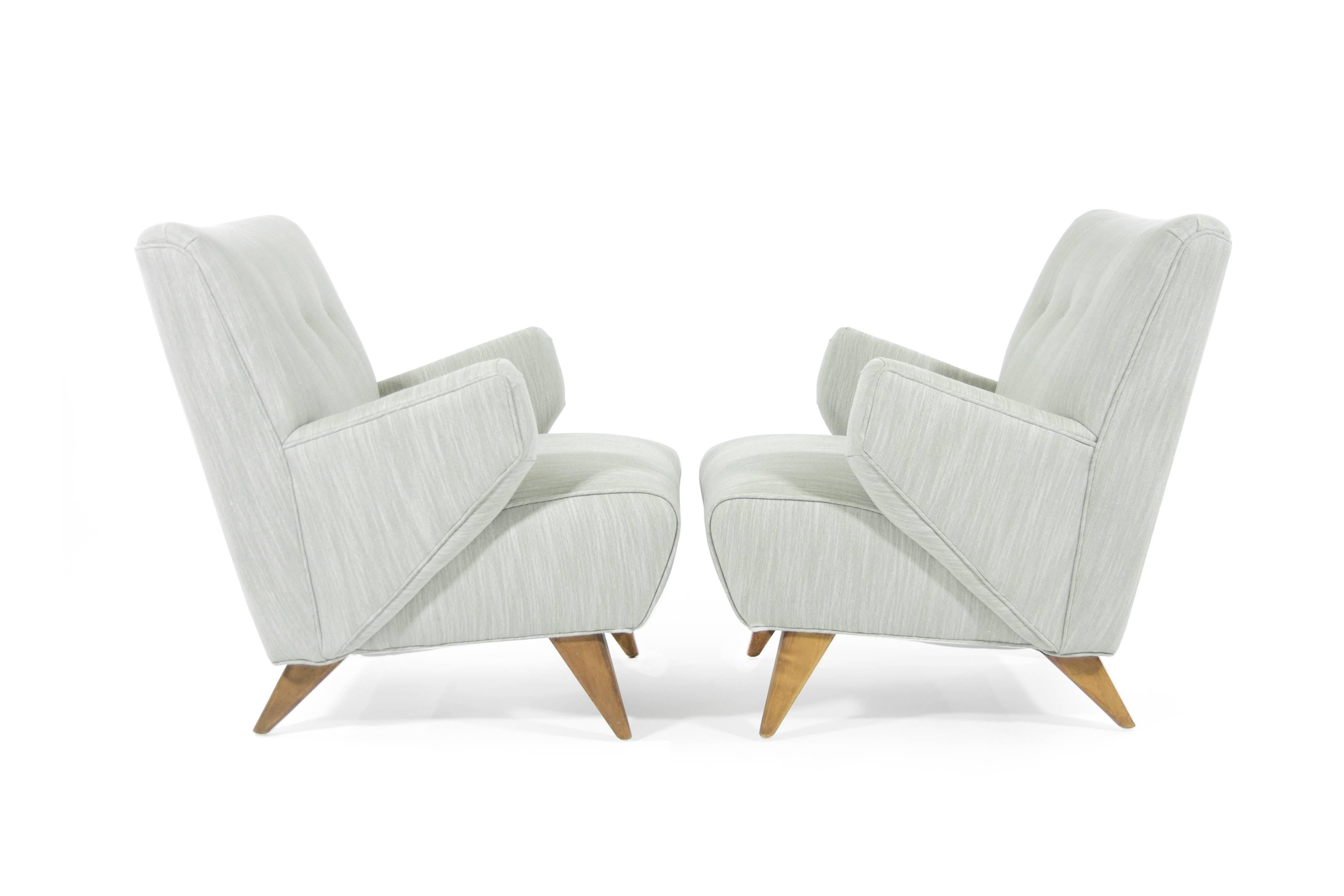 Rare pair of lounge chairs designed by Jens Risom for Knoll Associates, circa 1950s.

Newly upholstered in taupe linen, walnut legs fully restored.