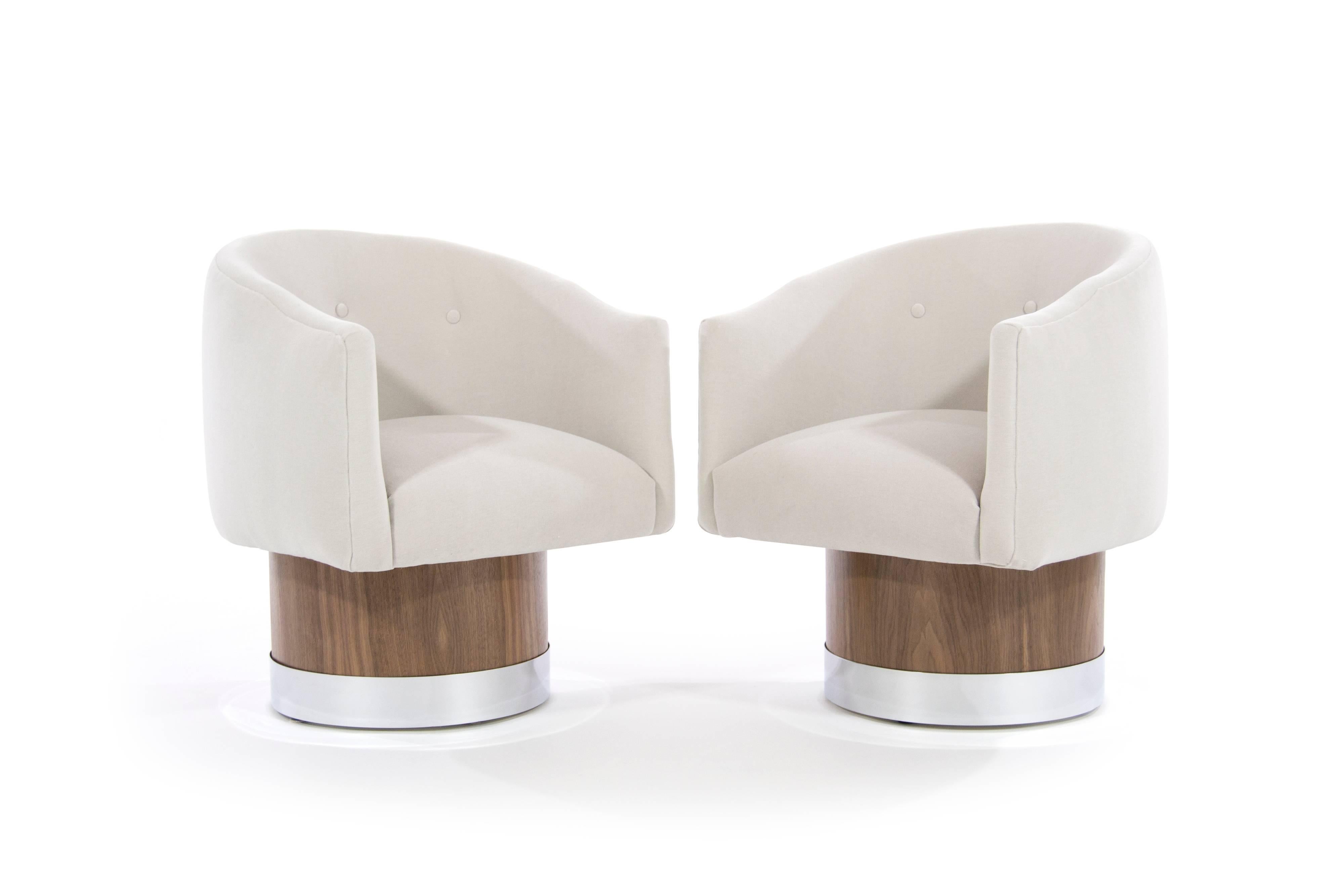 Mid-Century Modern Swivel Chairs on Walnut Bases by Milo Baughman In Excellent Condition In Westport, CT
