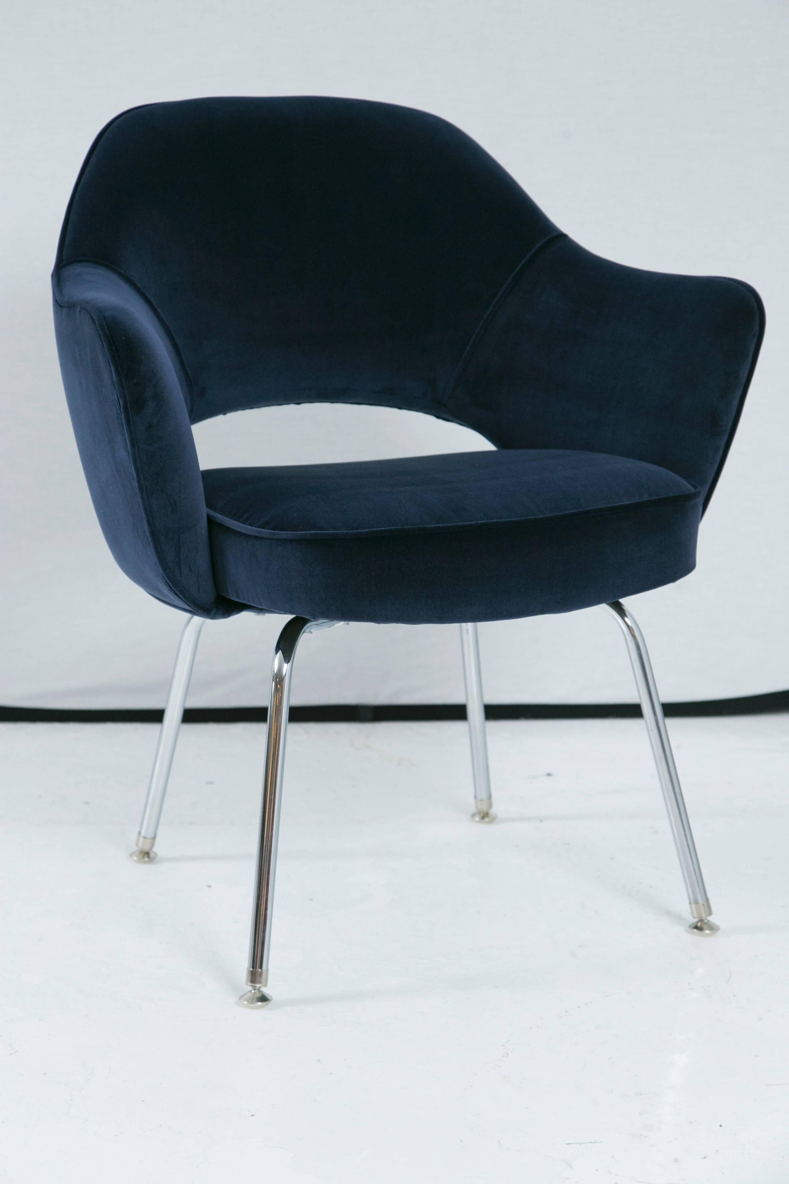 Depuis des années, Montage restaure des fauteuils de direction Saarinen dans tous les tissus possibles et imaginables, dans son propre atelier. Nous avons restauré ces chaises en utilisant un superbe velours italien de couleur marine. Des artisans