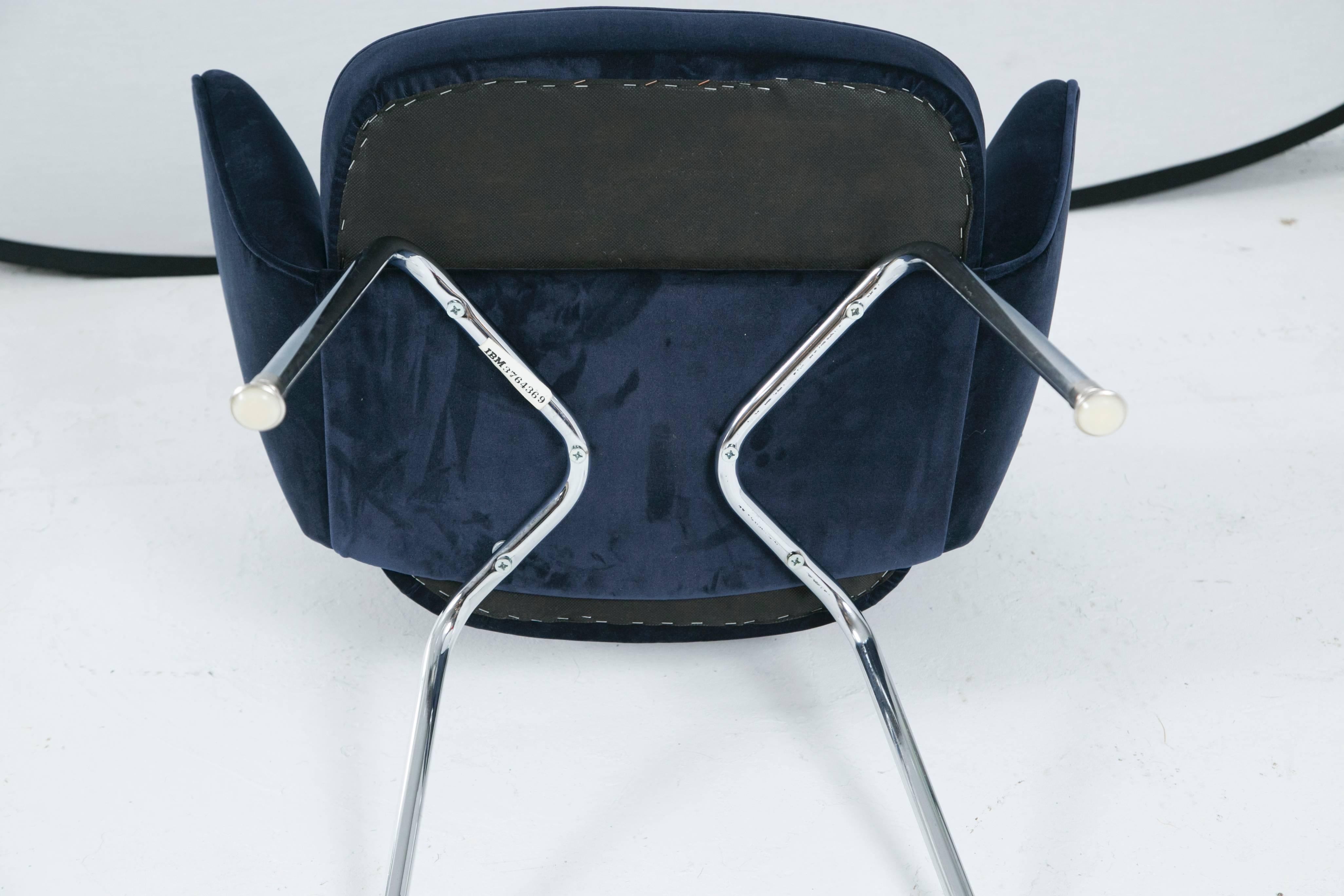 Saarinen for Knoll Executive Arm Chairs in Navy Velvet, Chrome Tubular Legs For Sale 1
