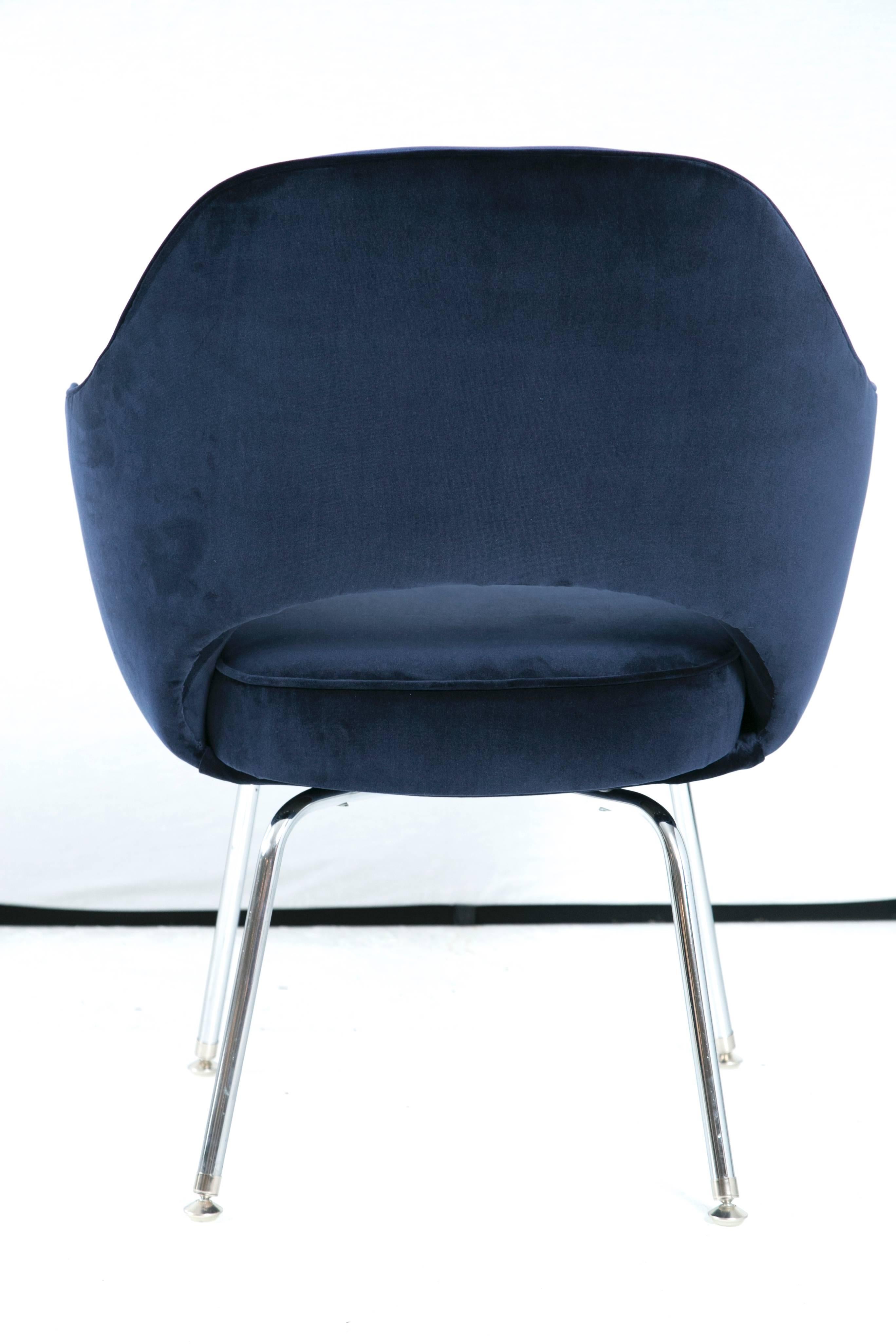 Saarinen for Knoll Executive Arm Chairs in Navy Velvet, Chrome Tubular Legs In Excellent Condition For Sale In Wilton, CT