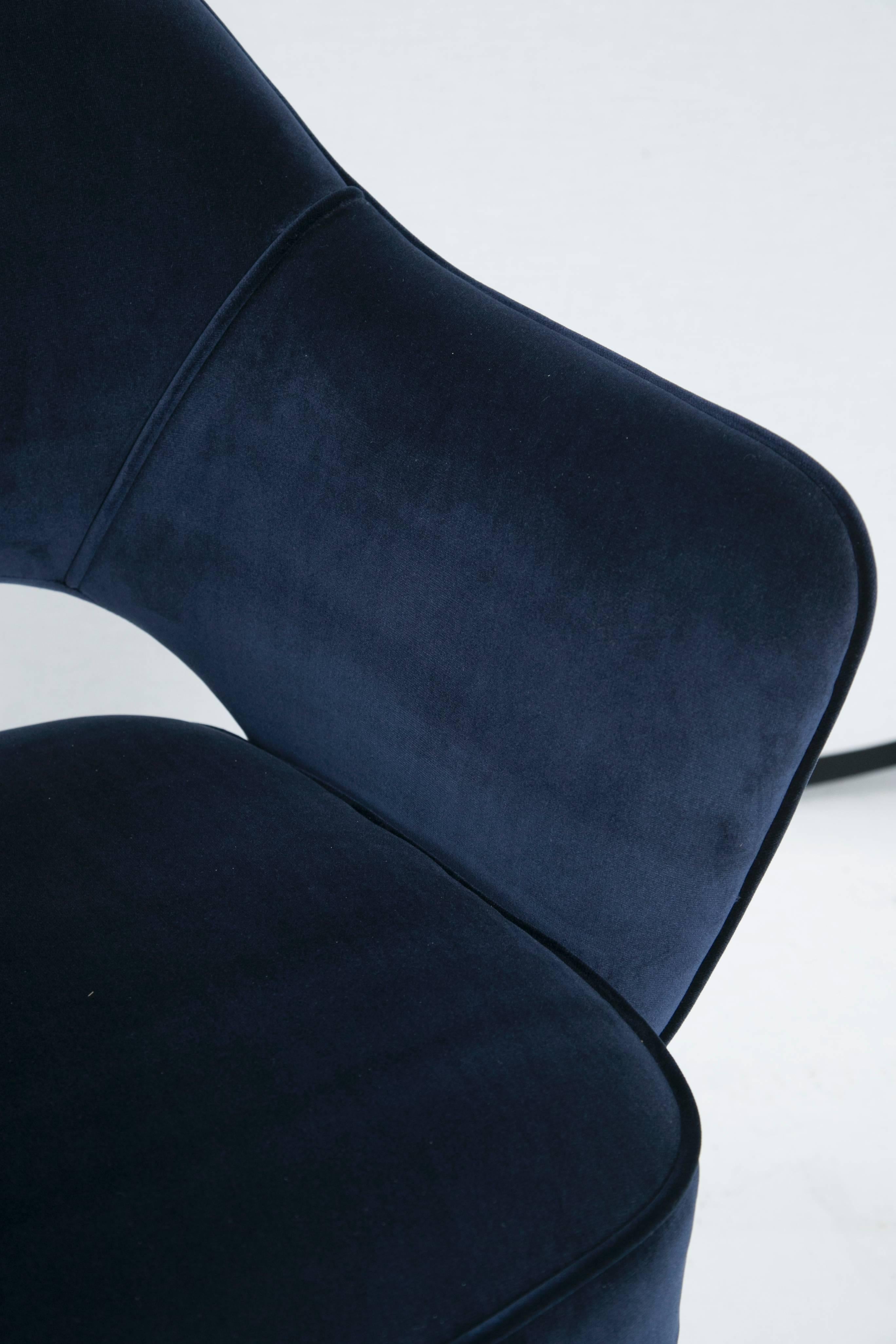 Late 20th Century Saarinen for Knoll Executive Arm Chairs in Navy Velvet, Chrome Tubular Legs For Sale