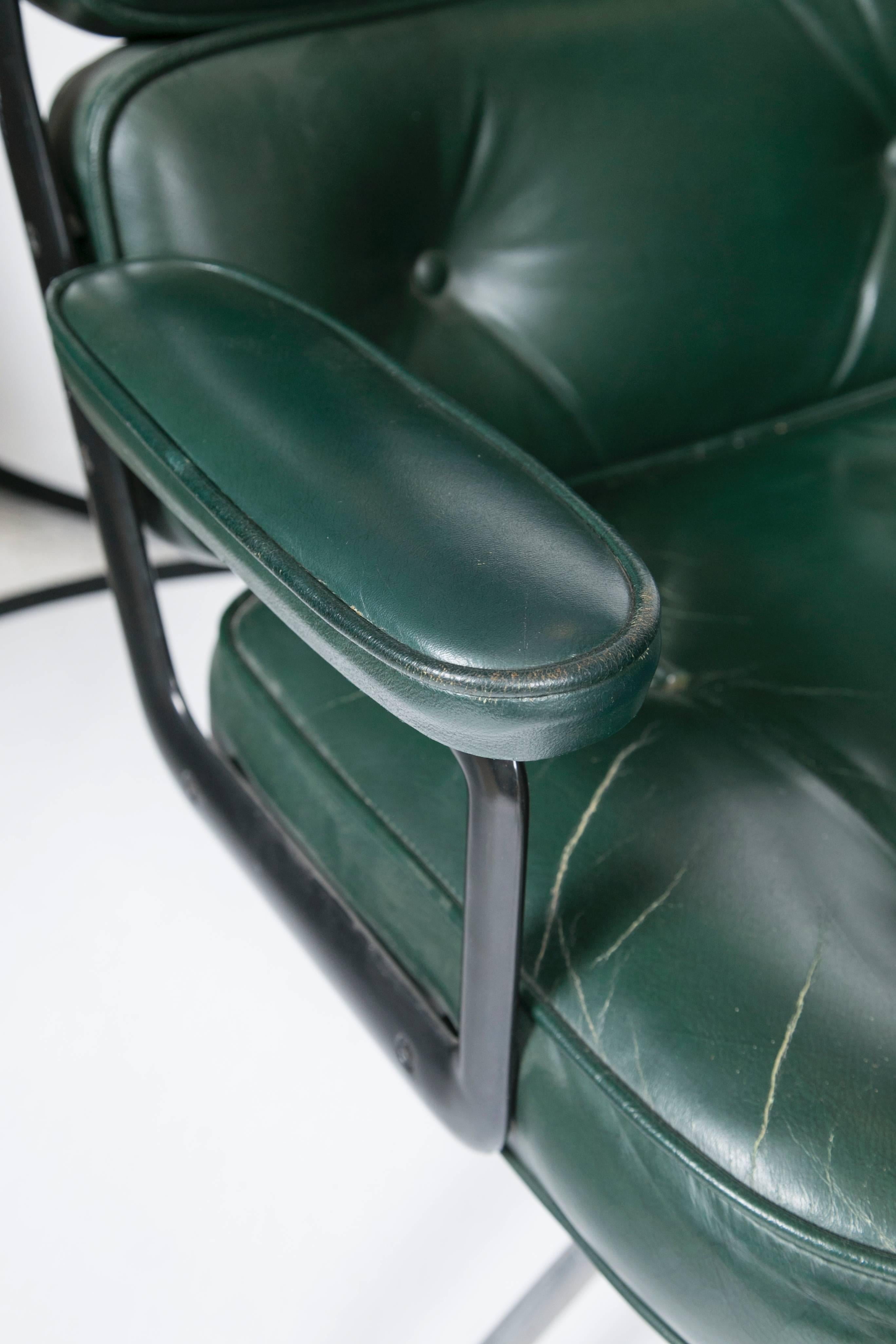 Eames Executive Lounge Chair by Herman Miller In Good Condition In Wilton, CT