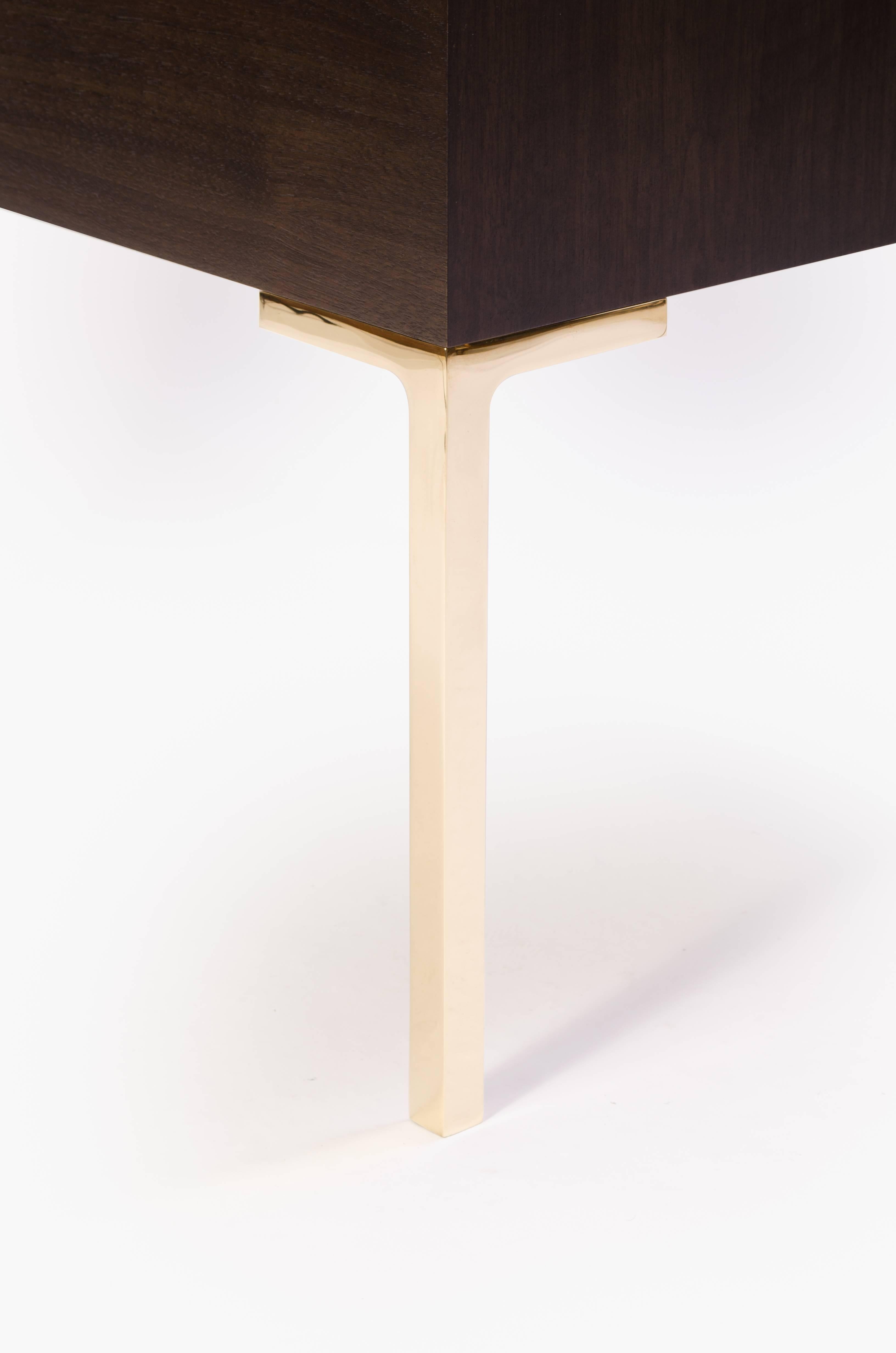 XXIe siècle et contemporain Tables de nuit Astor en laiton, ébène et noyer ivoire par Montage en vente