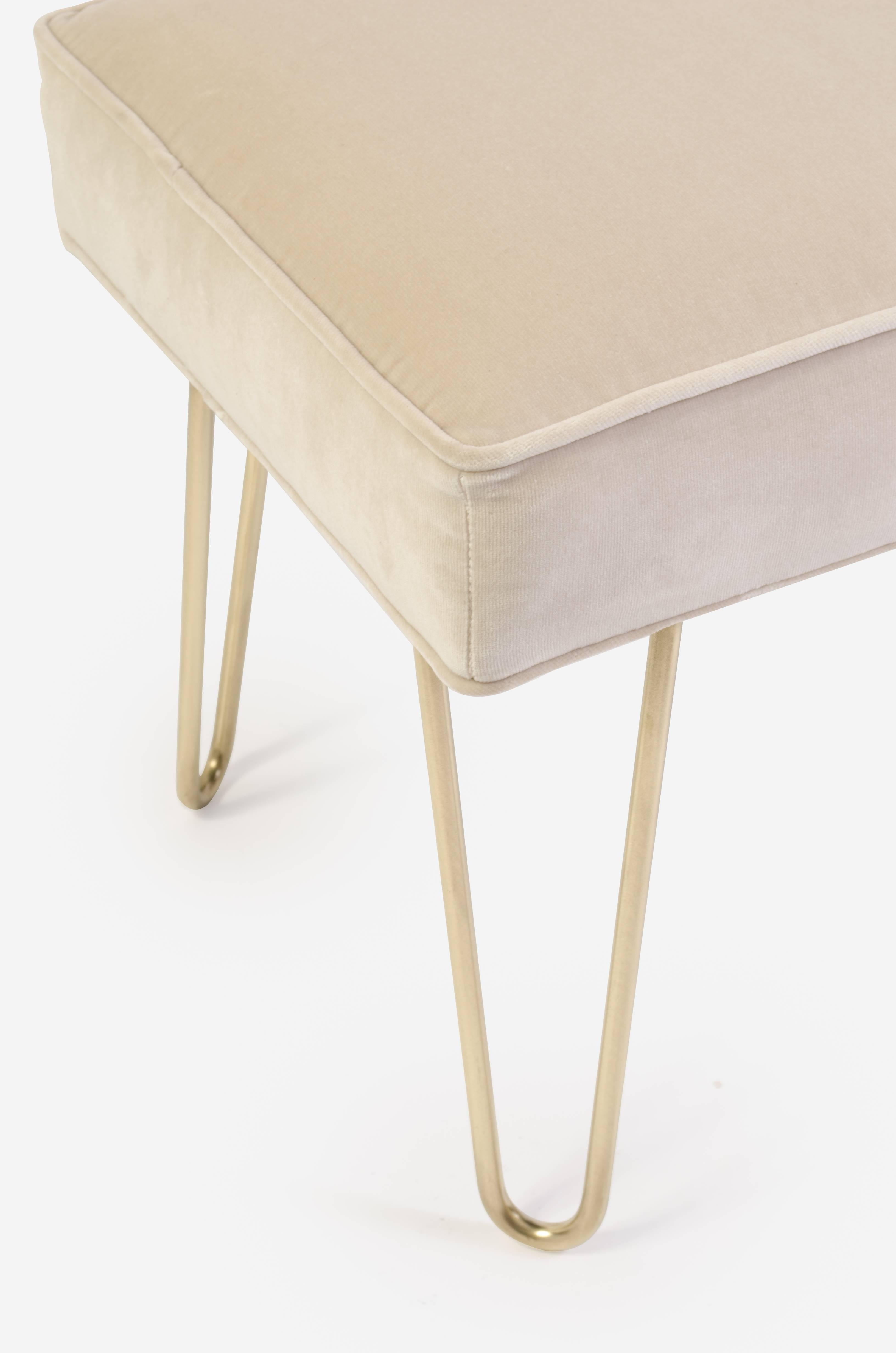 Otomanas Petite Brass Hairpin en Terciopelo Oyster by Montage Latón en venta