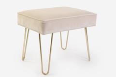 Pouf Petite Brass Hairpin in Oyster Velvet di Montage