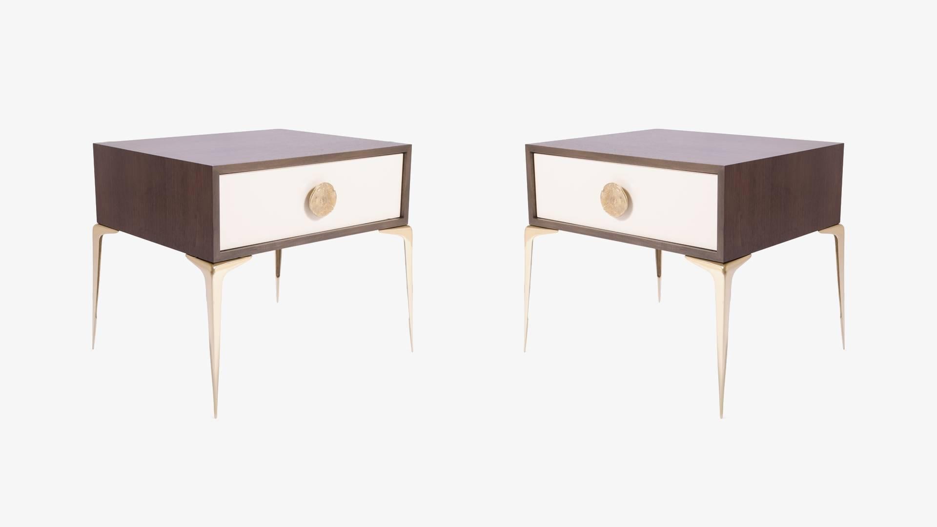 Der Colette Nachttisch, gekonnt ausgeführtes Tischlerhandwerk mit polierten Messingbeschlägen. Colette wurde mit den zarten Proportionen des Mid-Century entworfen und zelebriert eine Design-Epoche, die auch heute noch so beliebt ist.  

Die