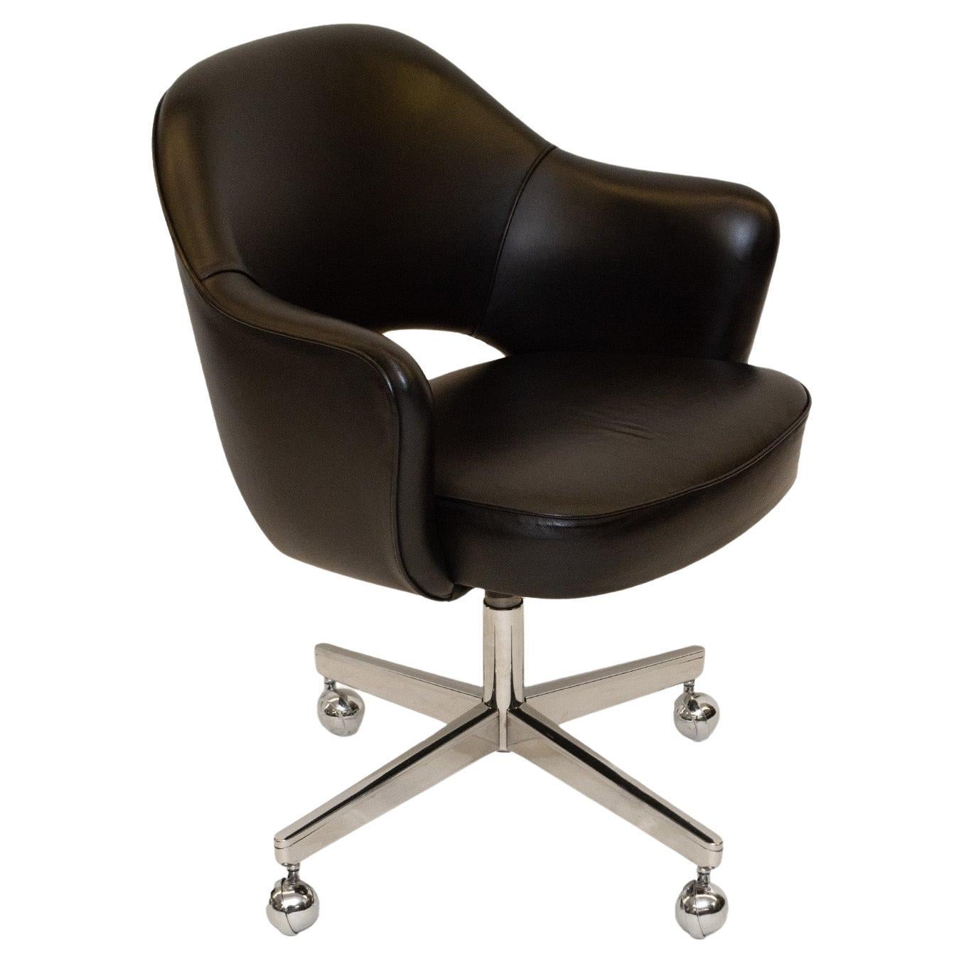 Saarinen Executive Armchair in Original Black Leather, Nickel Swivel Base