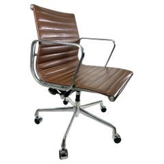 Chaise de bureau de groupe Eames en aluminium et cuir café Herman Miller