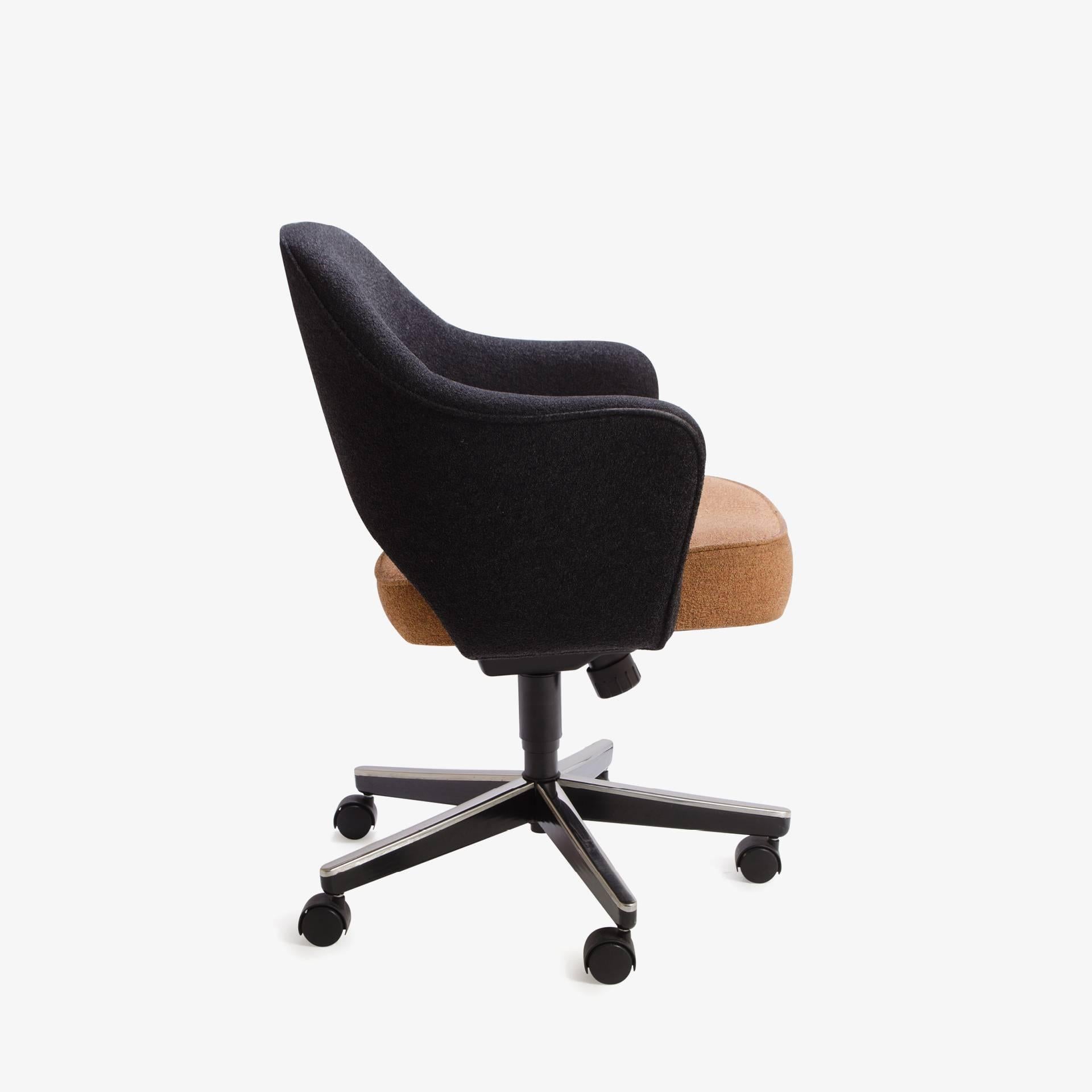 Eero Saarinen for Knoll Executive armchairs (set of six), amazing additions to an office with style. These are contemporary examples of this design, maintaining its original two-tone Knoll bouclé upholstery. We have a large stock of these chairs and
