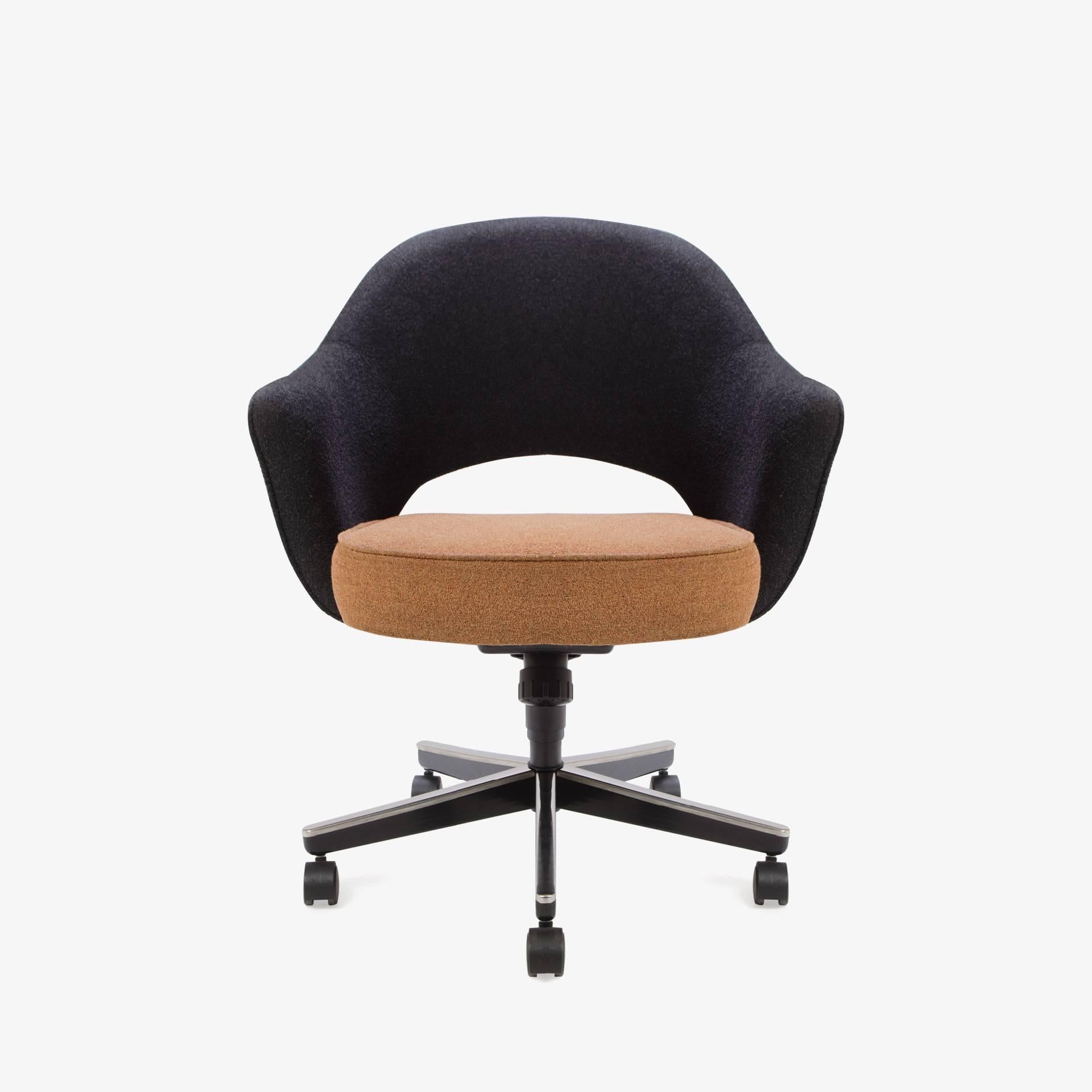 American Saarinen for Knoll Executive Armchairs in Original Two-Tone Boucle, Swivel Base