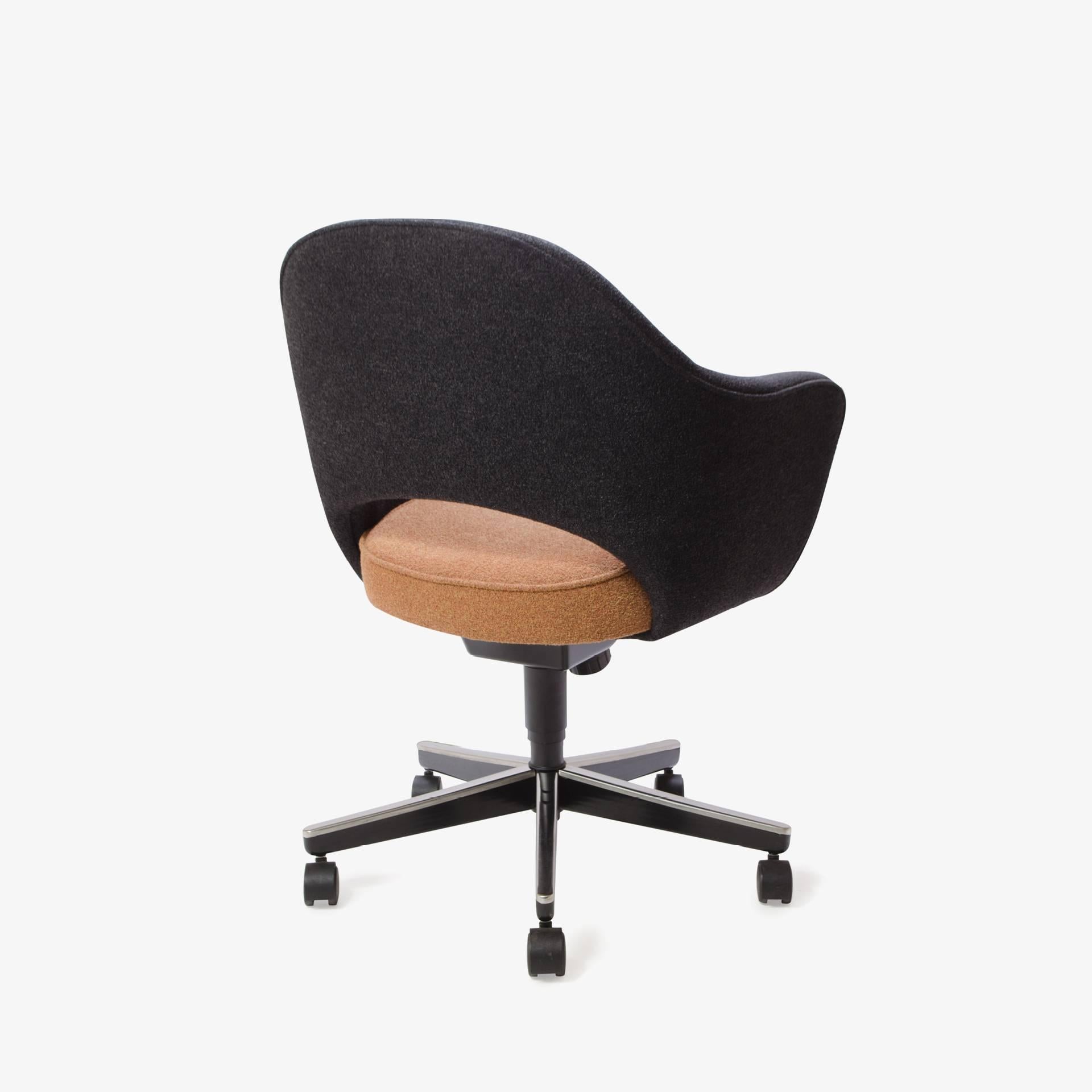 Mid-Century Modern Saarinen for Knoll Executive Armchairs in Original Two-Tone Boucle, Swivel Base