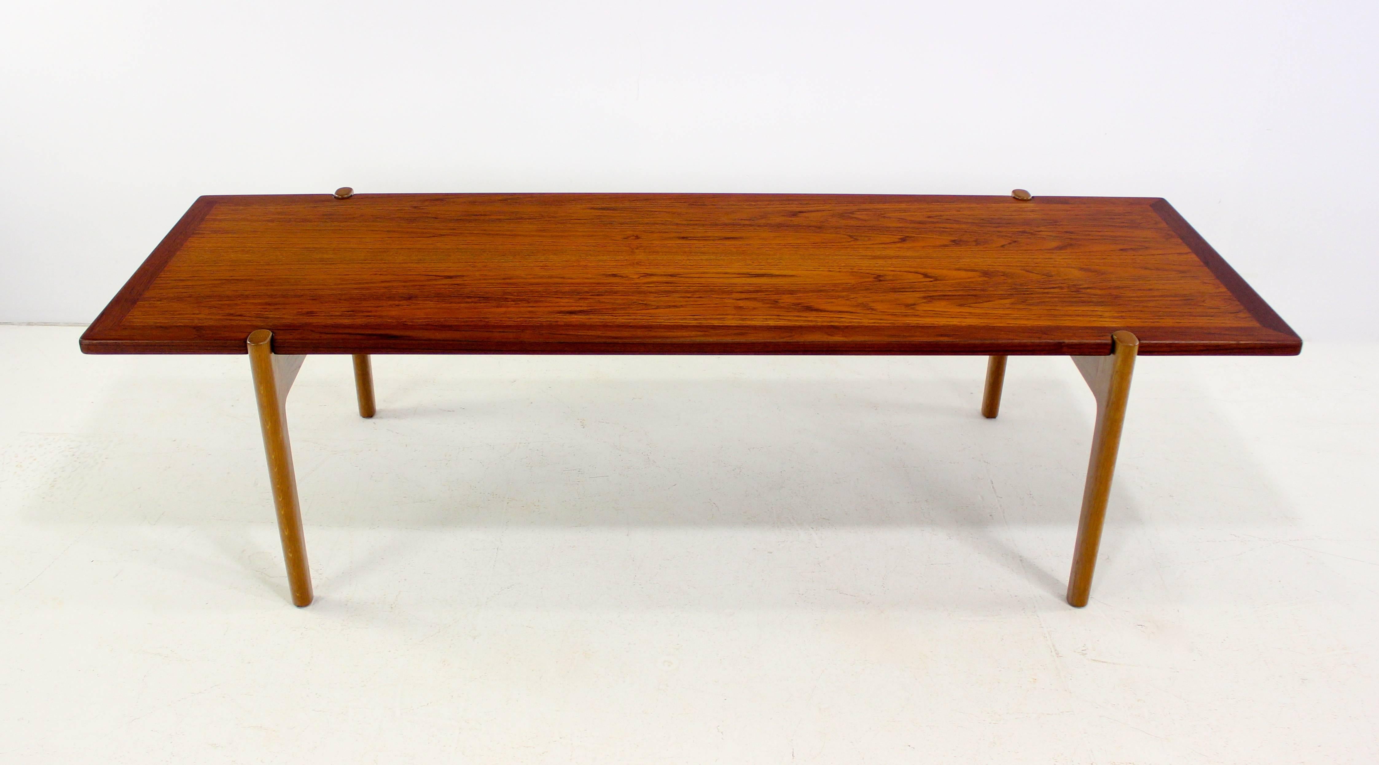 Danish Modern Teak and Oak Reversible Coffee Table by Hans Wegner In Excellent Condition For Sale In Portland, OR