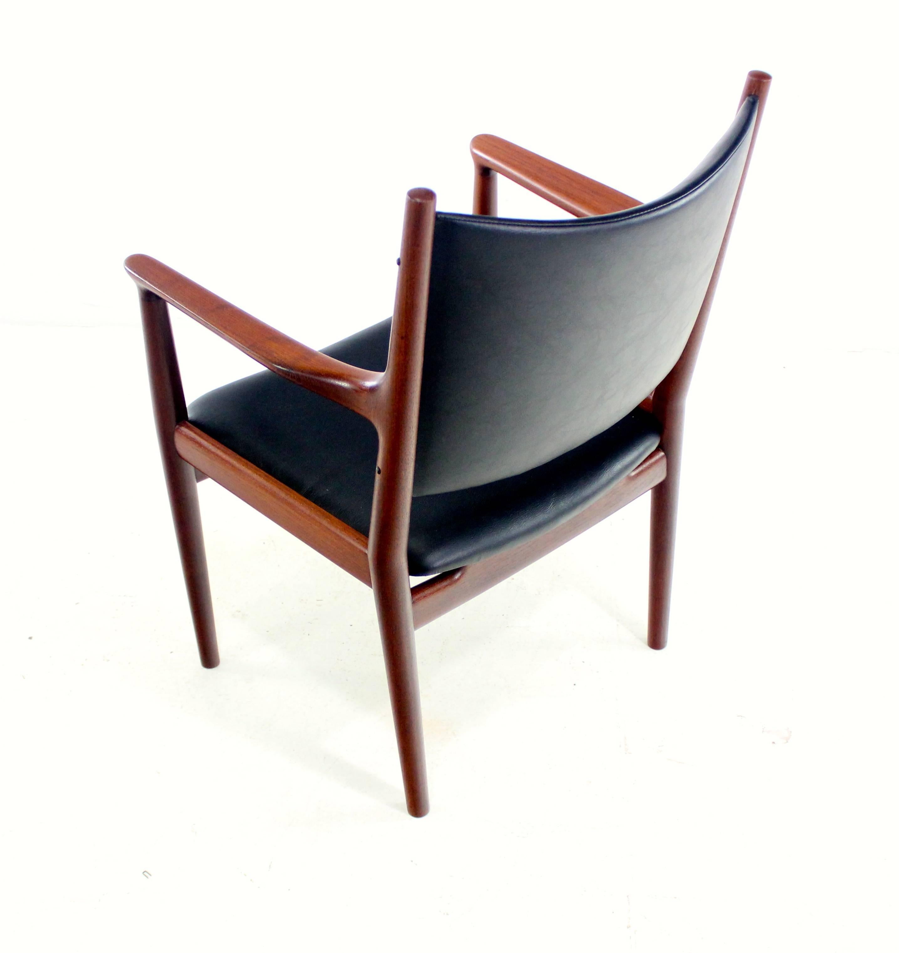 20th Century Very Rare Pair of Danish Modern Armchairs Designed by Hans Wegner For Sale