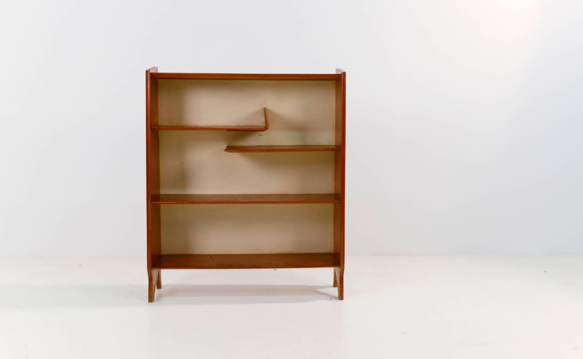 Small bookcase.
circa 1950s.
In the manner of Gio Ponti.
Italy.
Measures: Height: 108 cm.
Width: 89 cm.
Depth: 28 cm.

 