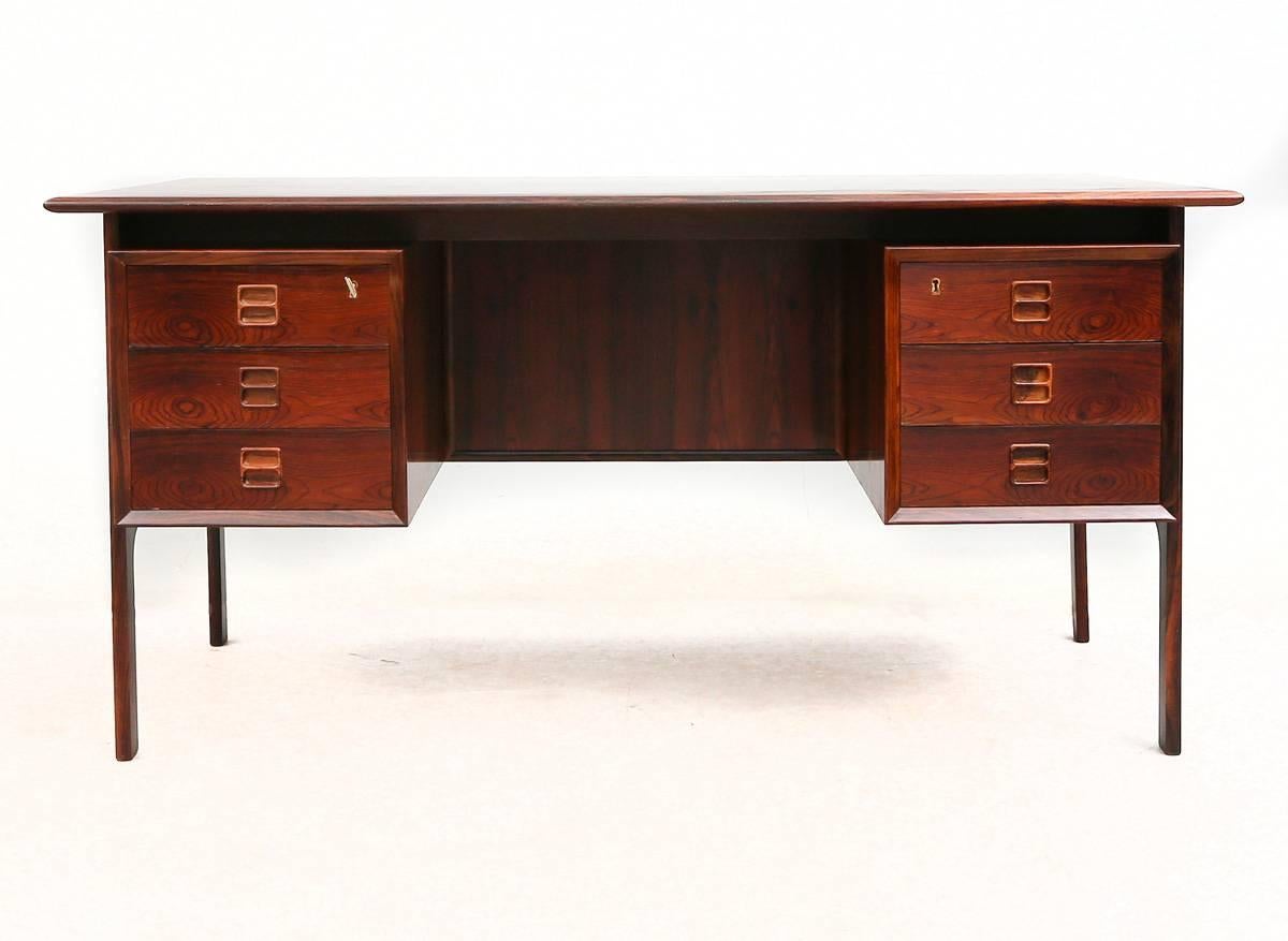 Nice looking Arne Vodder desk.
Made in Rosewood, with six drawers and bookshelves in the back.
Key included.
Good vintage condition with small scratches and some veneer lost.
L 145, B 75, H 72 cm.