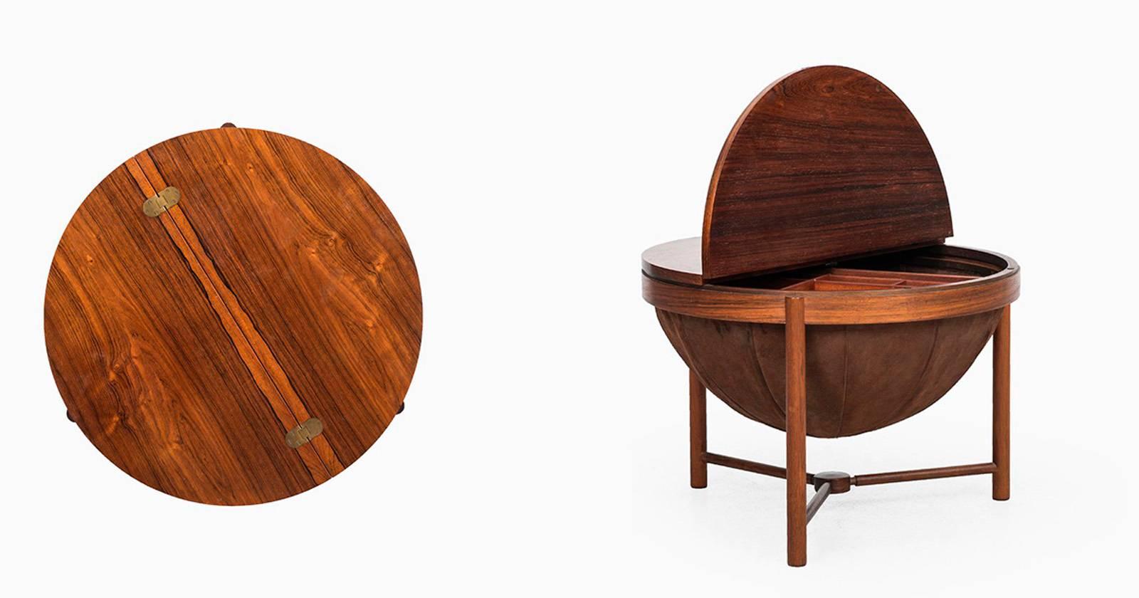 Side table by Rolf Rastad & Adolf Relling.
Produced by Rasmus Solberg in Norway, 1962.
Rosewood, brass details and brown fabric.
Good vintage condition, with small signs of usage.
Dimensions (W x D x H): 59.5 x 59.5 x 42 cm.