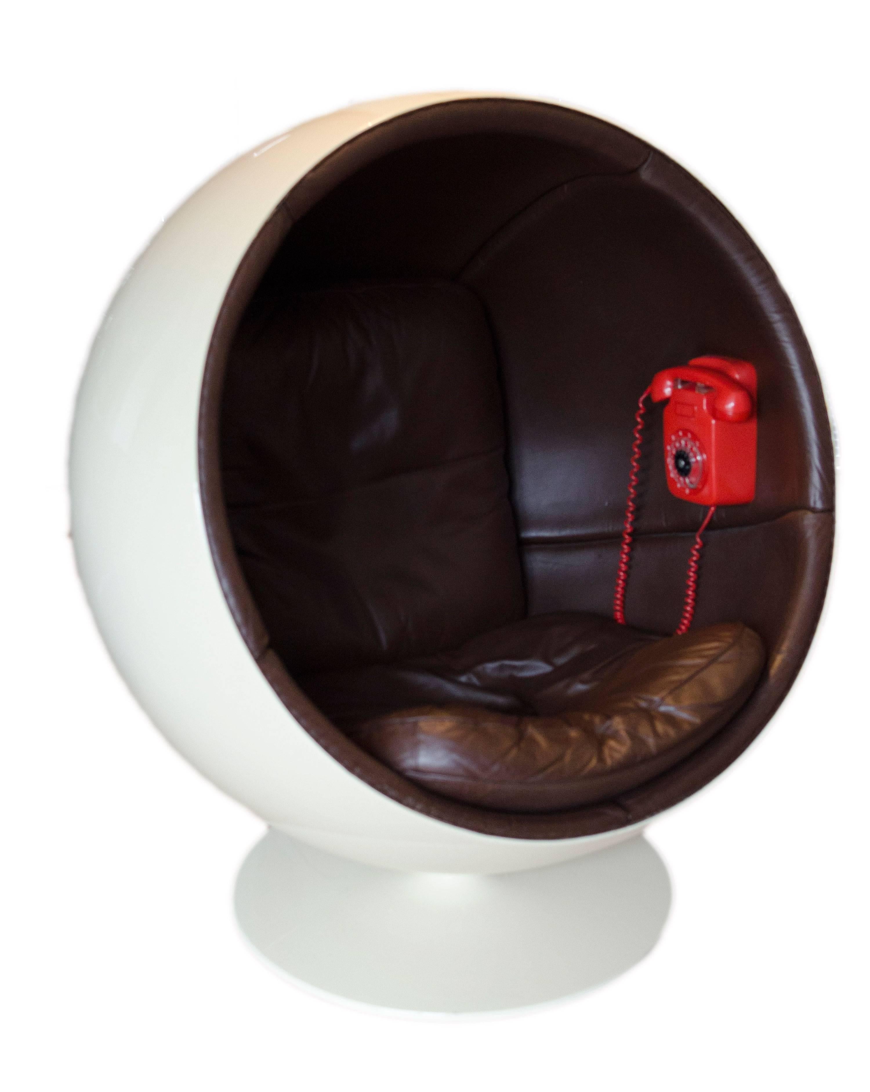 Extrem seltener Ball Chair von Eero Aarnio Made by Asko mit Telefon !! im Zustand „Gut“ in Amsterdam, NL