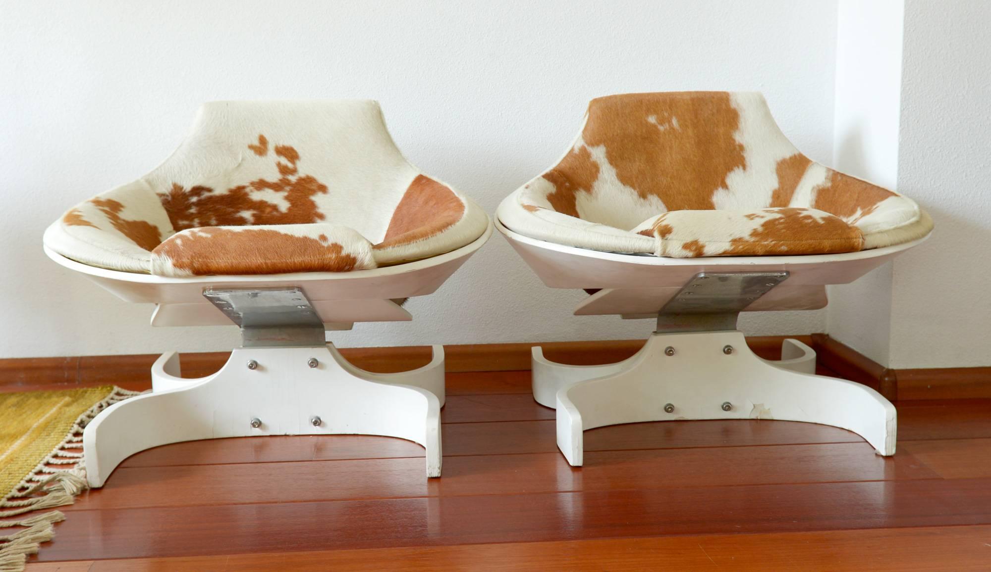 Rare Sella '1001' lounge chair designed by Joe Colombo.

Edition in Cowhide, Comfort,
Italy, 1963.
Bent and lacquered plywood, vinyl and chrome-plated steel.

Very good original vintage condition, 1 sold.
 The left one on the 1st picture is still