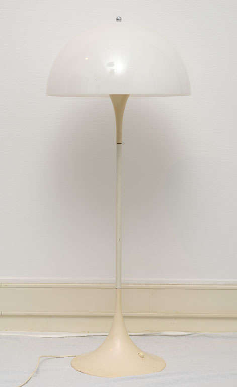 In excellent condition floor lamp of the famous 