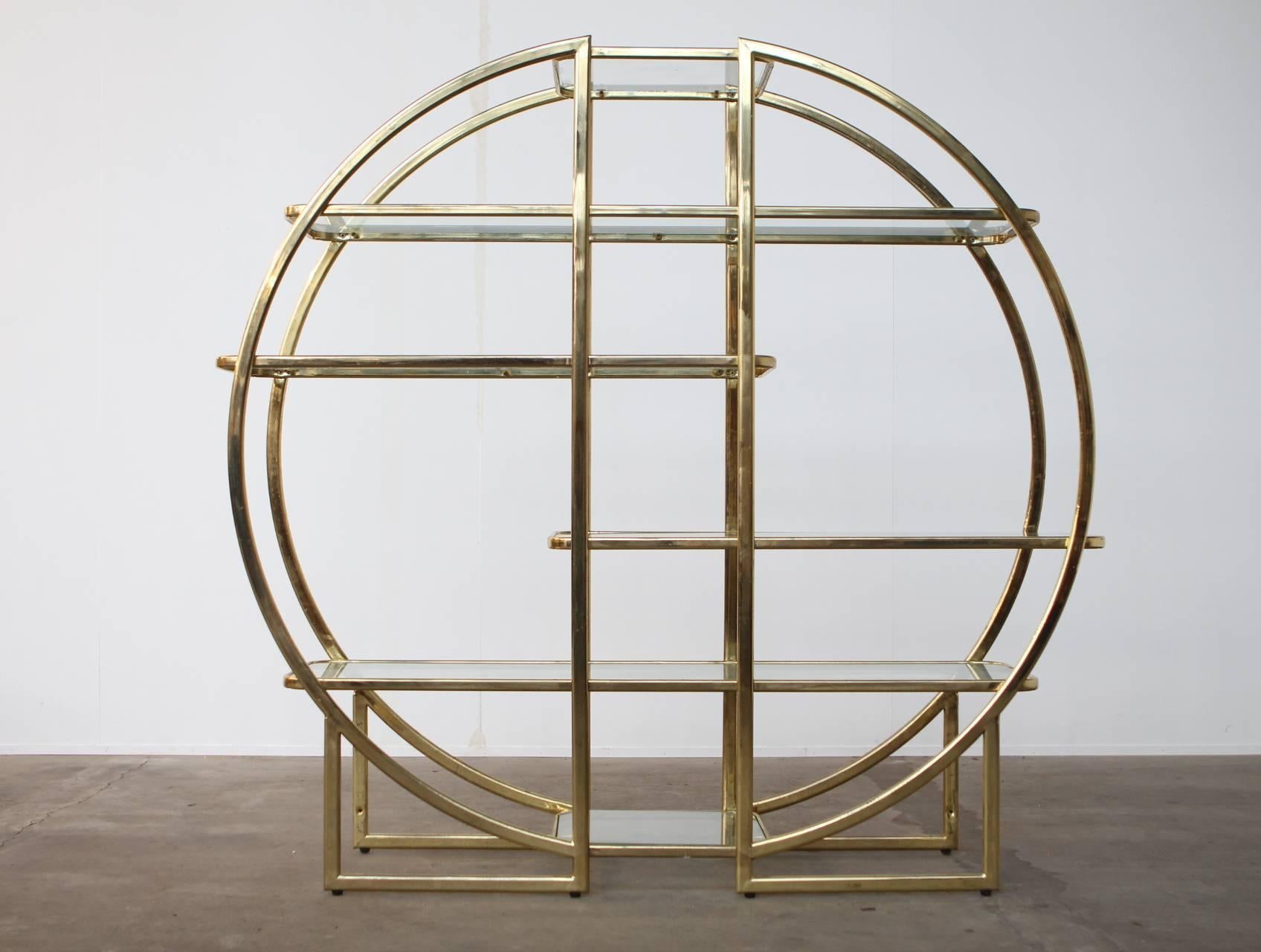 Circular Brass Étagère with Glass Display Shelves In Excellent Condition In Amsterdam, NL