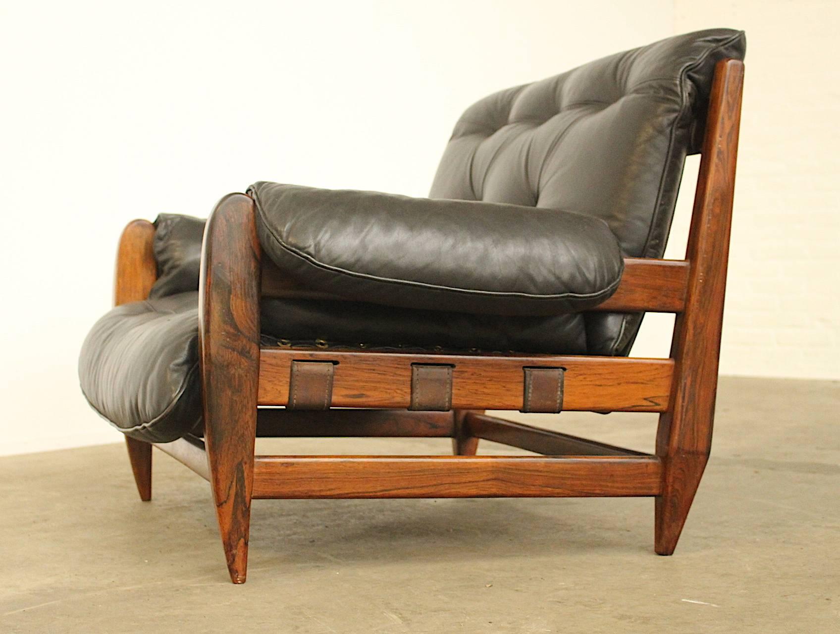 Impressive large lounge chair „Rodeio“ by Jean Gillon produced by Italma Wood Art in the late 1950s-early 1960s in Brazil. The chair features a beautifully designed solid jacaranda wood frame, with the characteristic bend leg-ends. Leather straps