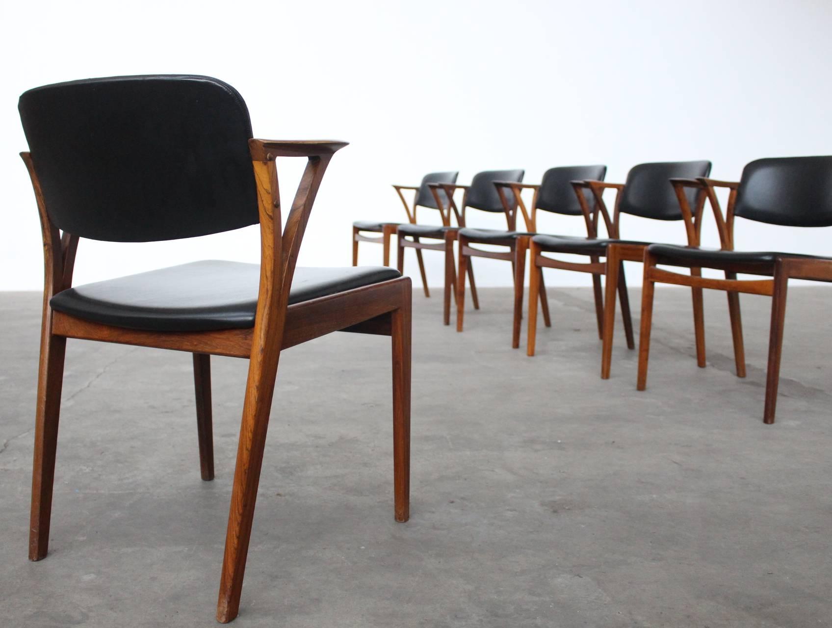 Beautiful rare set of six dining chairs by Kai Kristiansen and produced by Bovenkamp Furniture, 1960s.
The frames of the chairs are built out of Brazilian rosewood and do have a very nice shape. The seats and backrests are upholstered in high