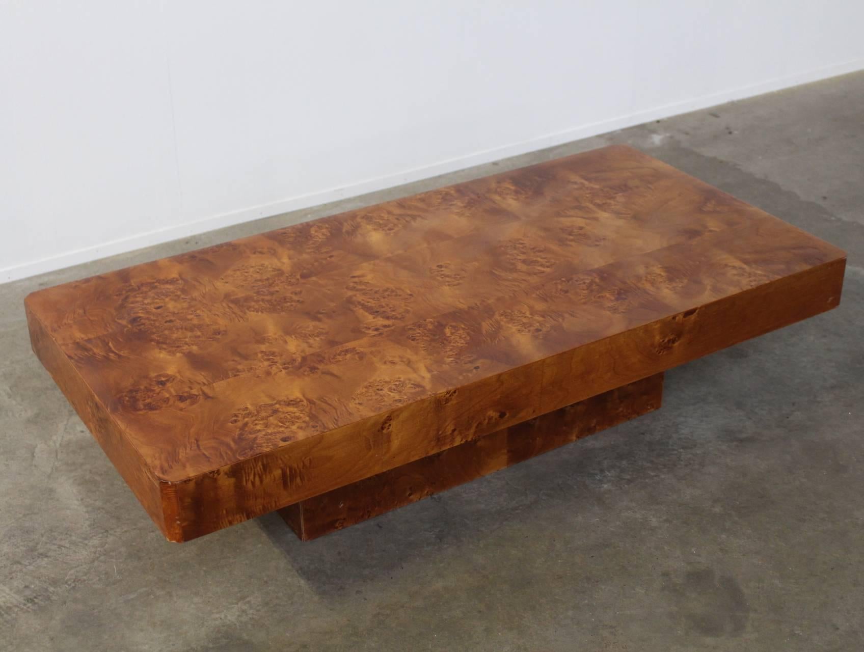 Beautiful chic Hollywood style burl wood coffee or cocktail table with flattened edges in the style of Willy Rizzo. 
