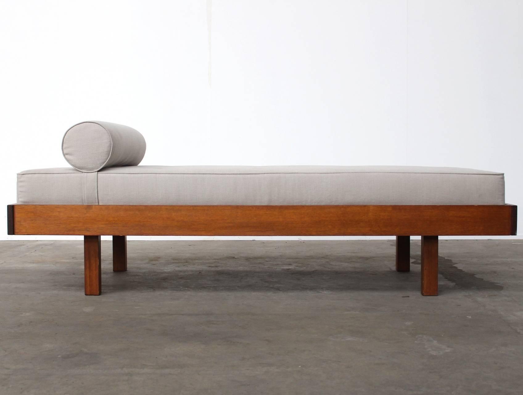 French daybed from the 1950s attributed to Charlotte Perriand.
Master hand-crafted massive oak wooden frame with beautiful double mortise-and-tenon joints; see picture 9.
The outline of the oak frame is identical to the Perriand Cansado daybed, up