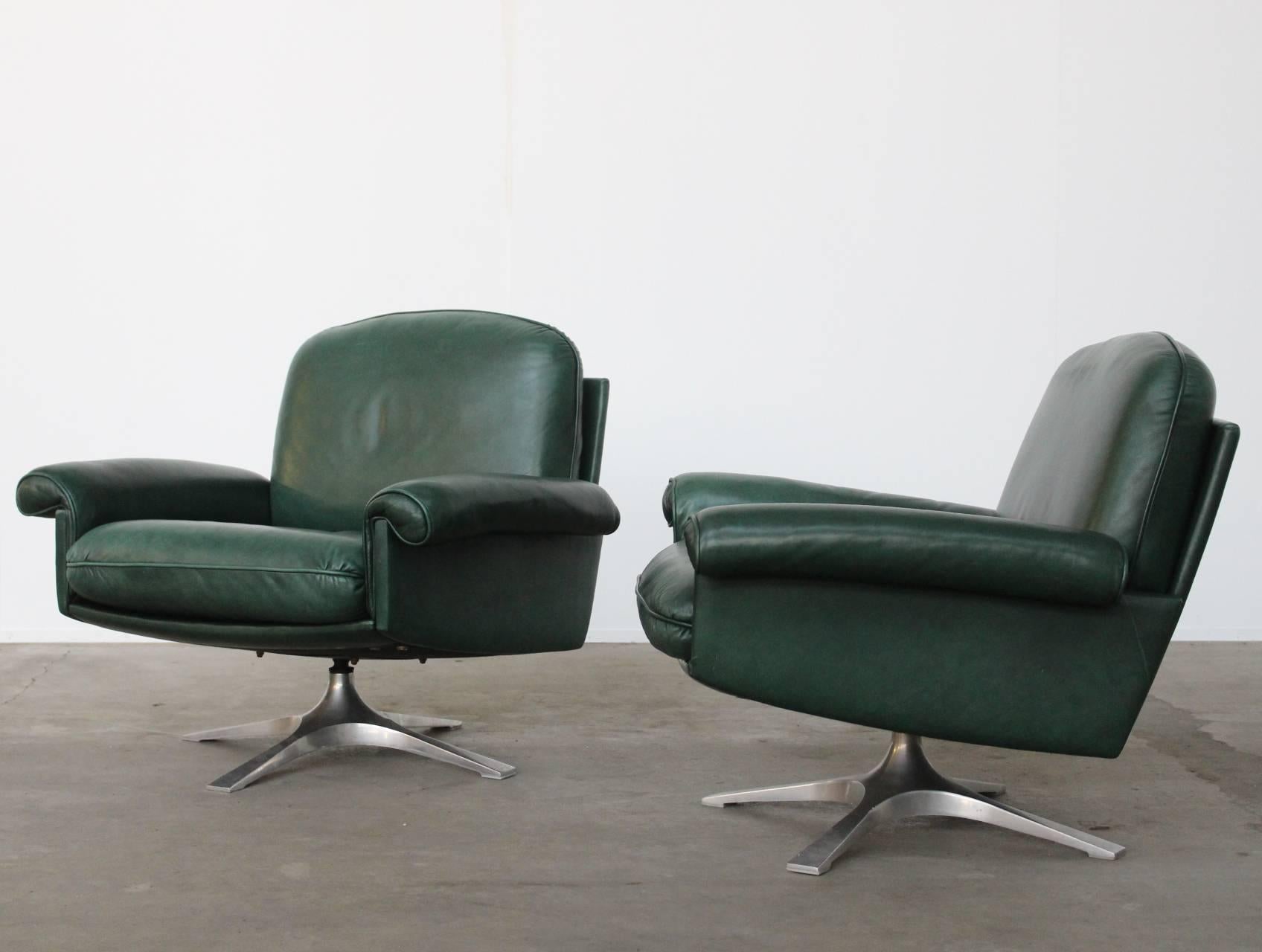 Rare set of green leather arm or lounge chairs model DS-31 by De Sede, Switzerland. This is the model with the beautiful brushed aluminum four leg base. Very comfortable and in excellent condition.