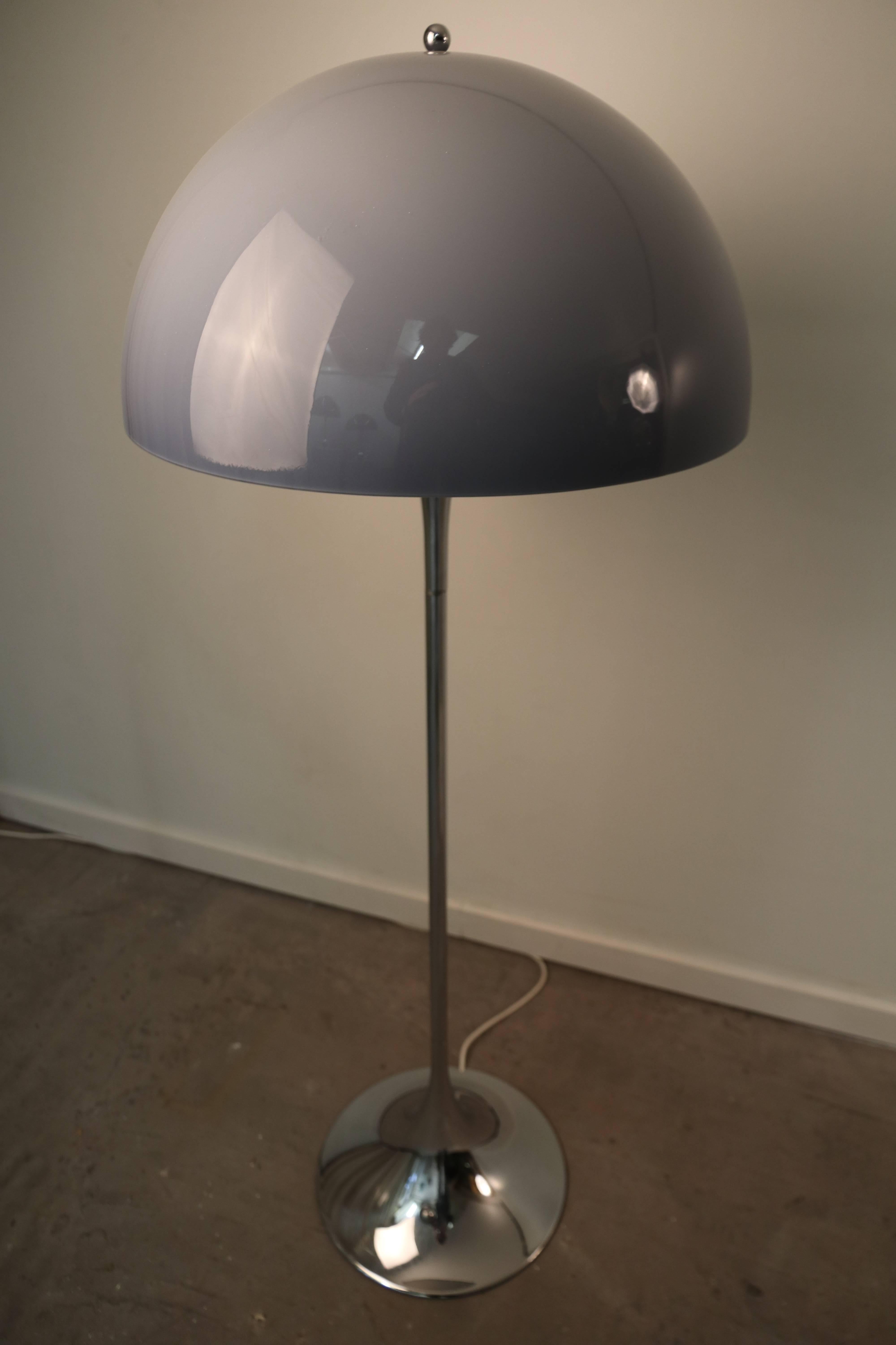 Beautiful first 1970s edition of the iconic Panthella floor lamp by Danish designer Verner Panton for manufacturer Louis Poulsen. The designer's inspiration is drawn from the mushroom- shaped atomic bomb clouds of WWII. The base of the light is