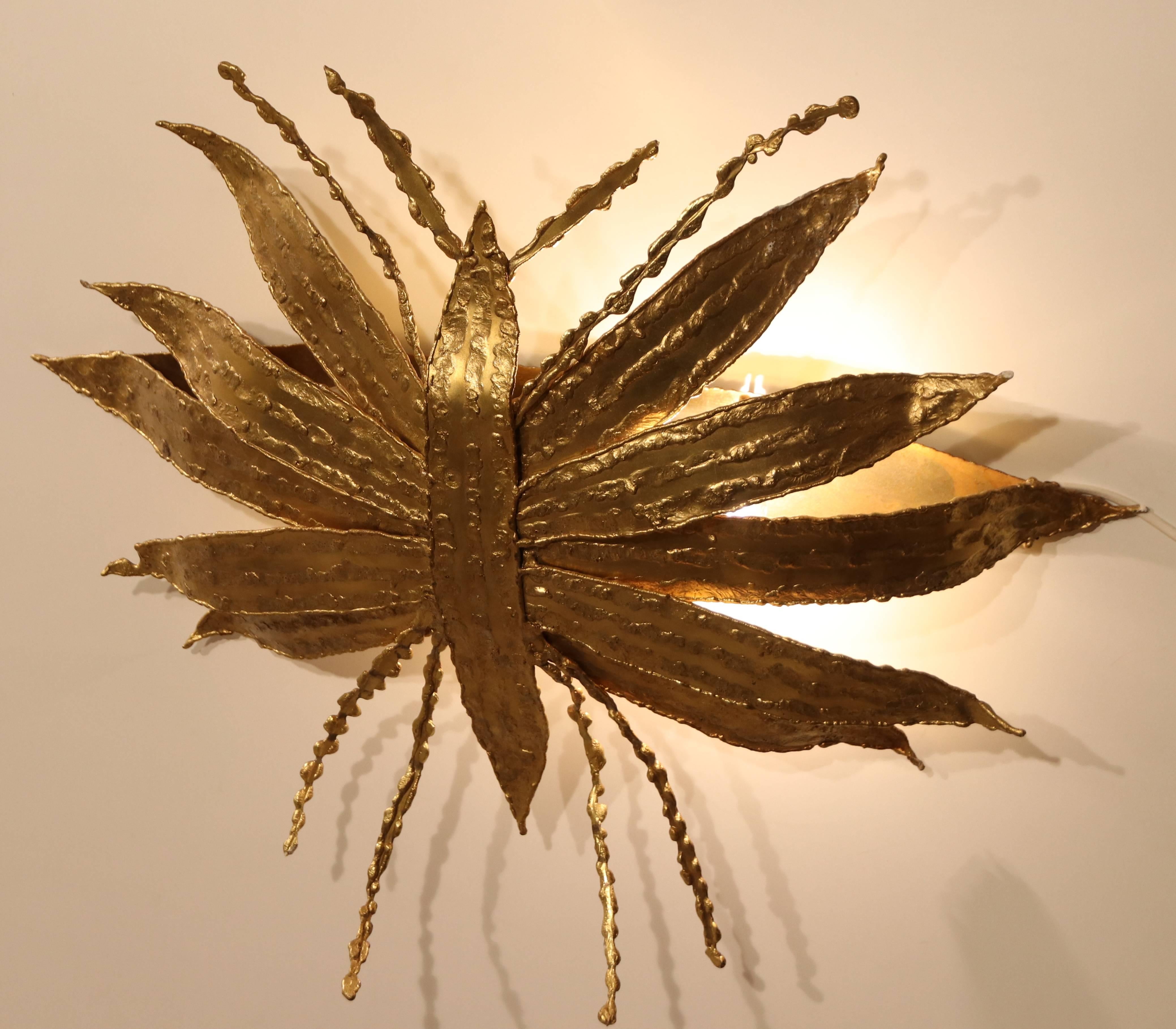 Brutalisme Grande applique ou applique murale à branches articulées Paul Moerenhout en bronze doré ressemblant à une libellule