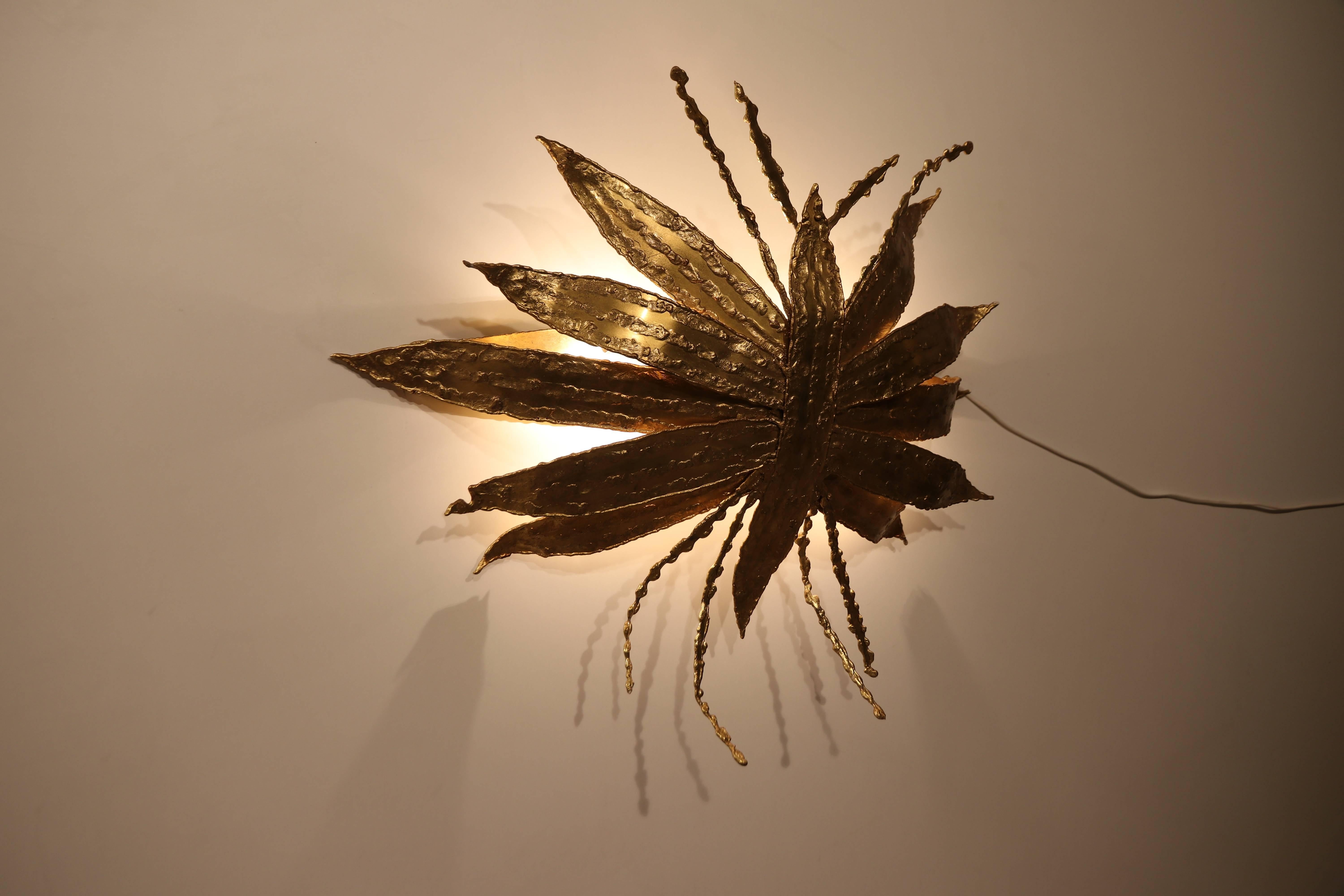 Belge Grande applique ou applique murale à branches articulées Paul Moerenhout en bronze doré ressemblant à une libellule