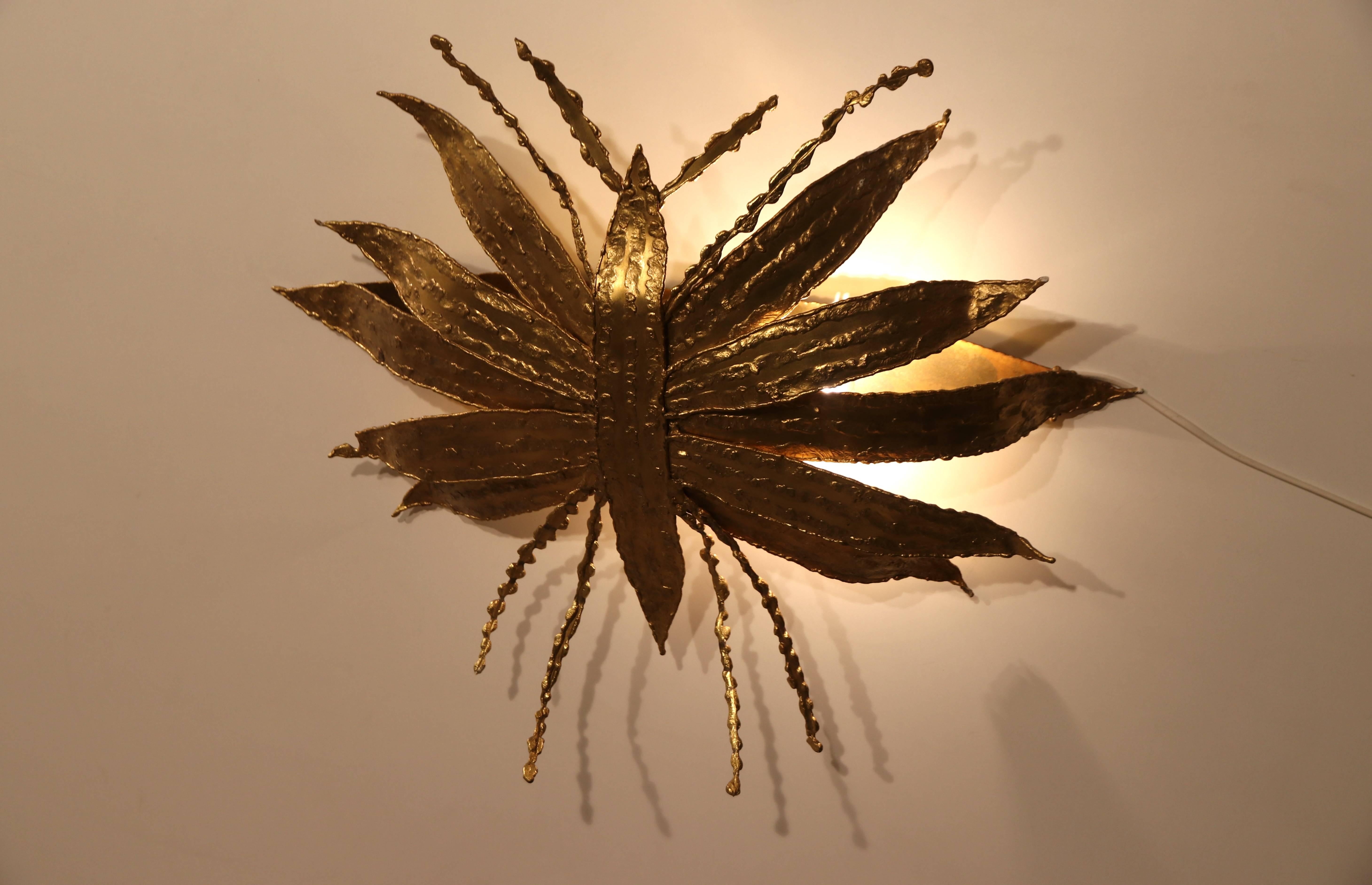 Doré Grande applique ou applique murale à branches articulées Paul Moerenhout en bronze doré ressemblant à une libellule