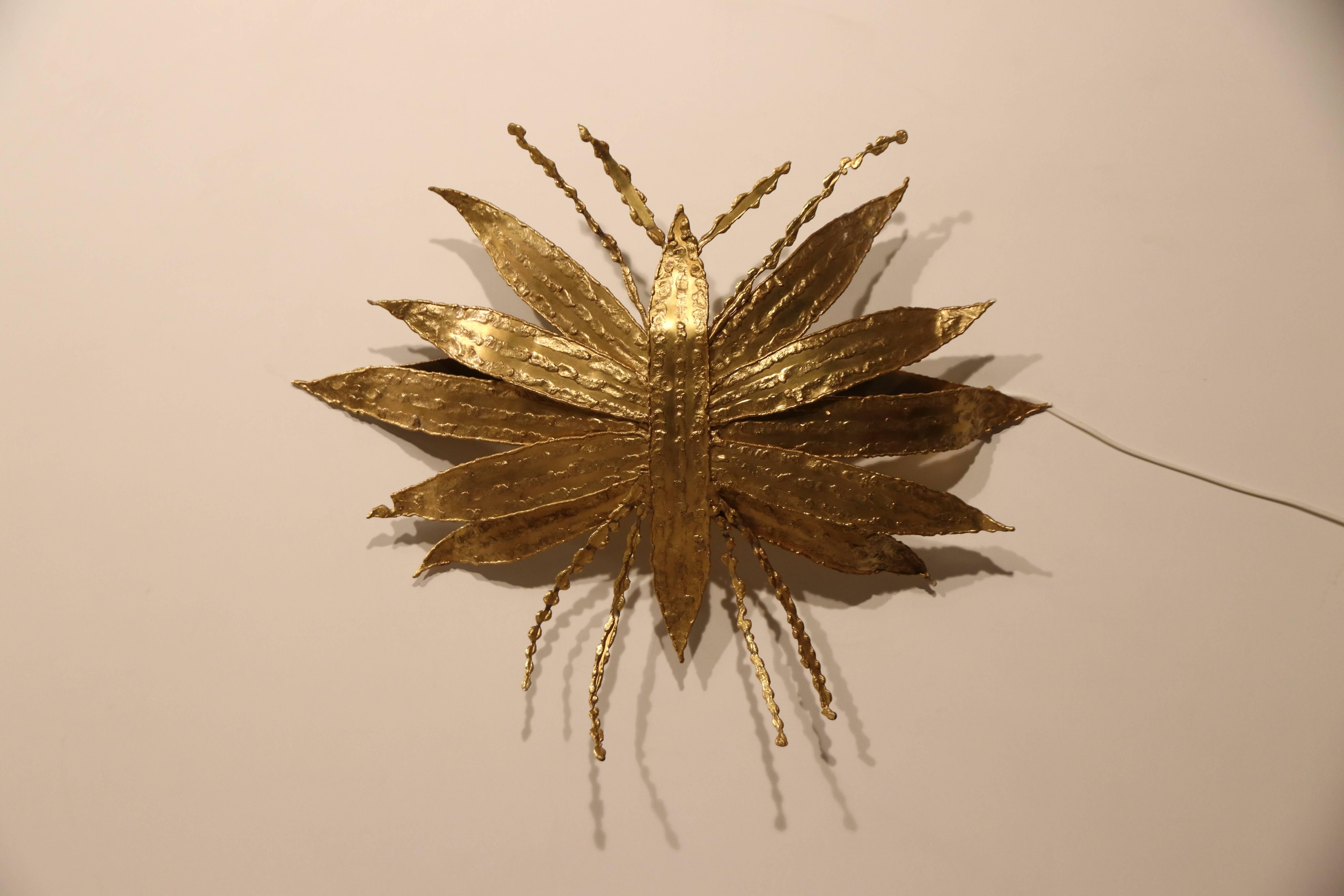 Pour tous les articles de ce vendeur, veuillez cliquer sur le bouton VOIR TOUS LES ARTICLES DU VENDEUR ci-dessous sur cette page

Très impressionnante grande applique / applique murale de style Hollywood Regency et Brutalist de type libellule ou