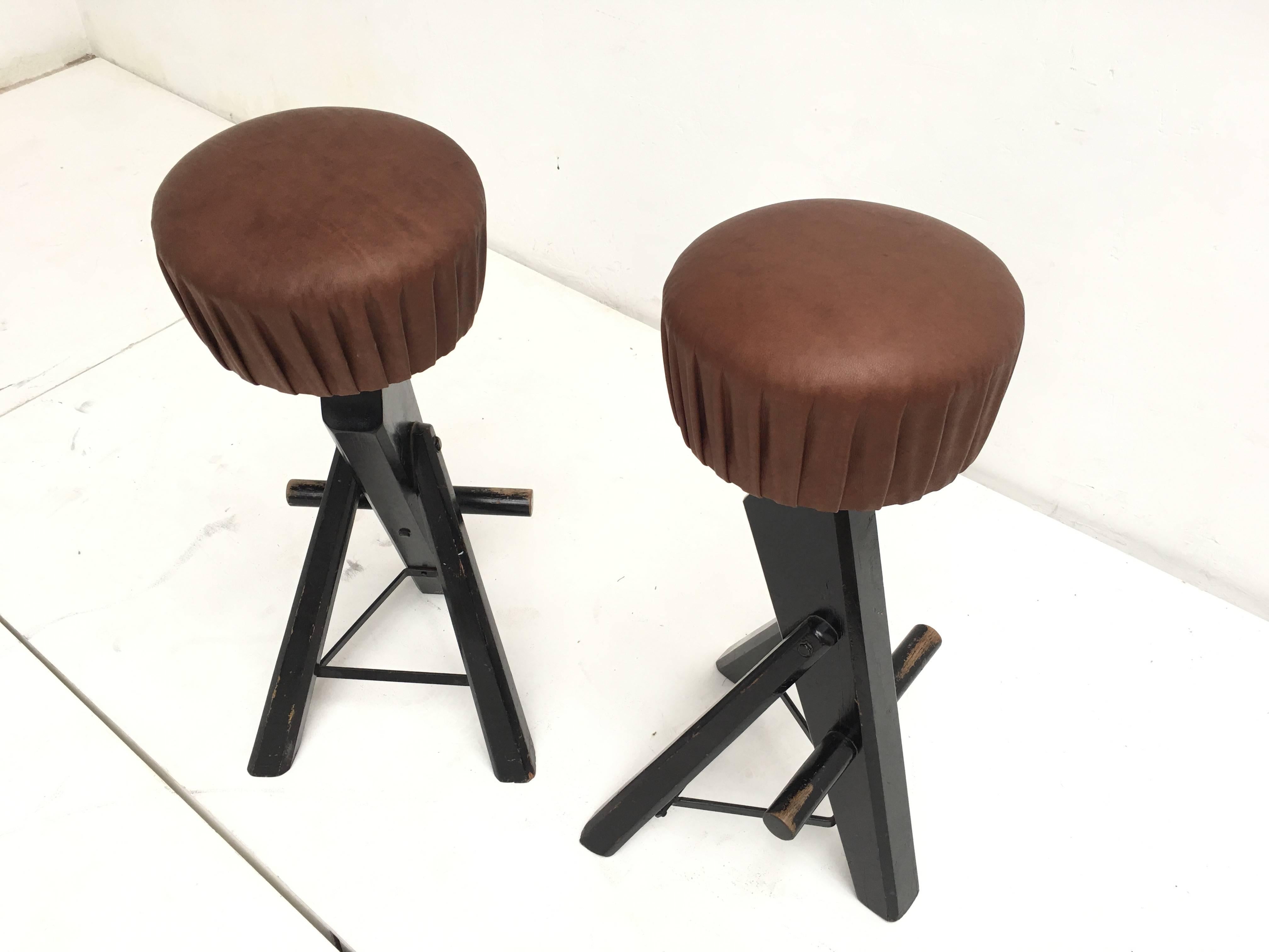 Pair of Brutalist Black Stained Solid Oak and Brown Leather Bar Stools, 1970s For Sale 3