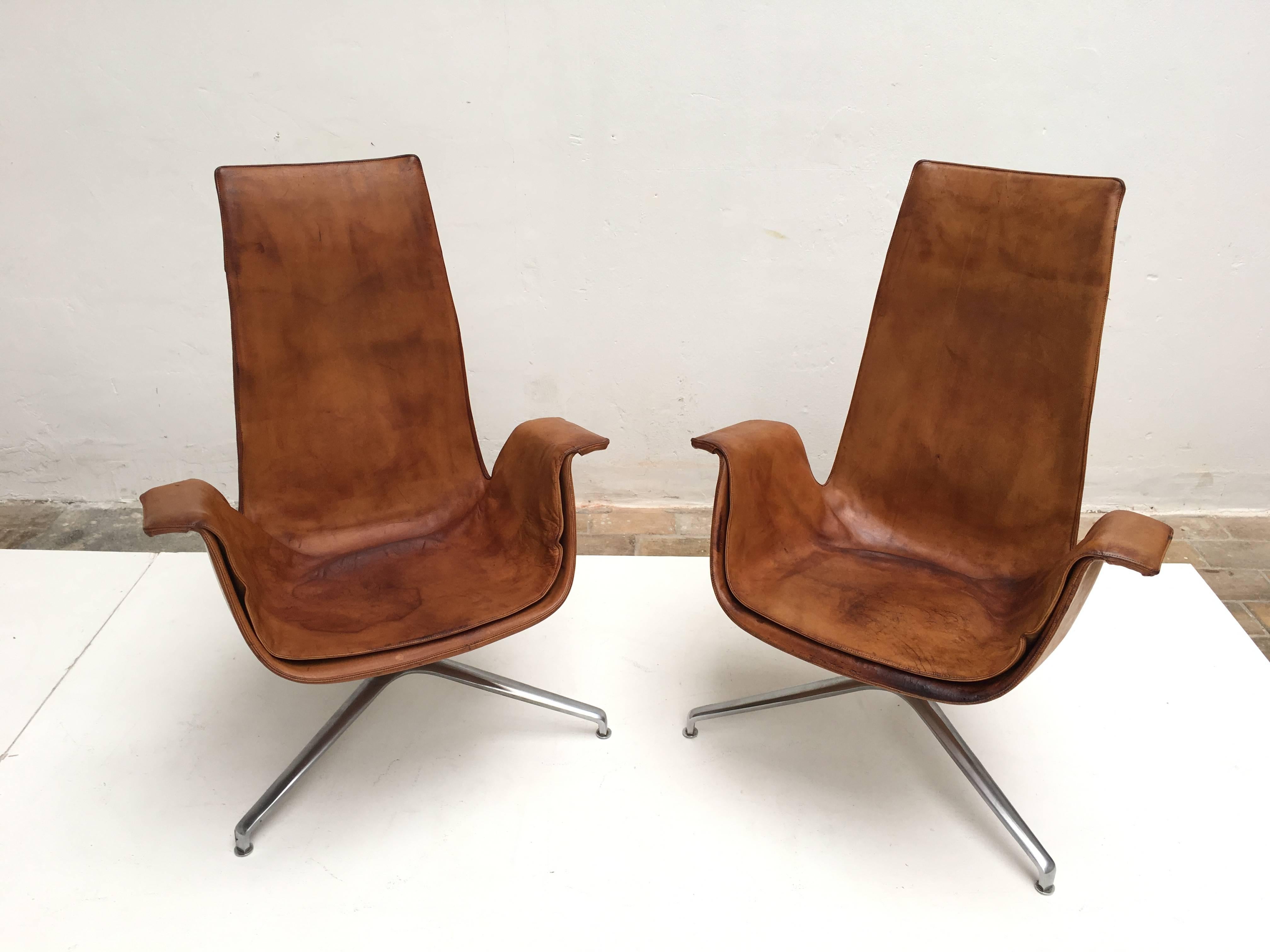 Paire de chaises tulipes FK 6725 du début des années 1960, fabriquées par Preben Fabricius et Jørgen Kastholm pour Alfred Kill International. 

Ces chaises ont leur revêtement d'origine en cuir cognac avec un bel aspect vintage patiné.

L'état