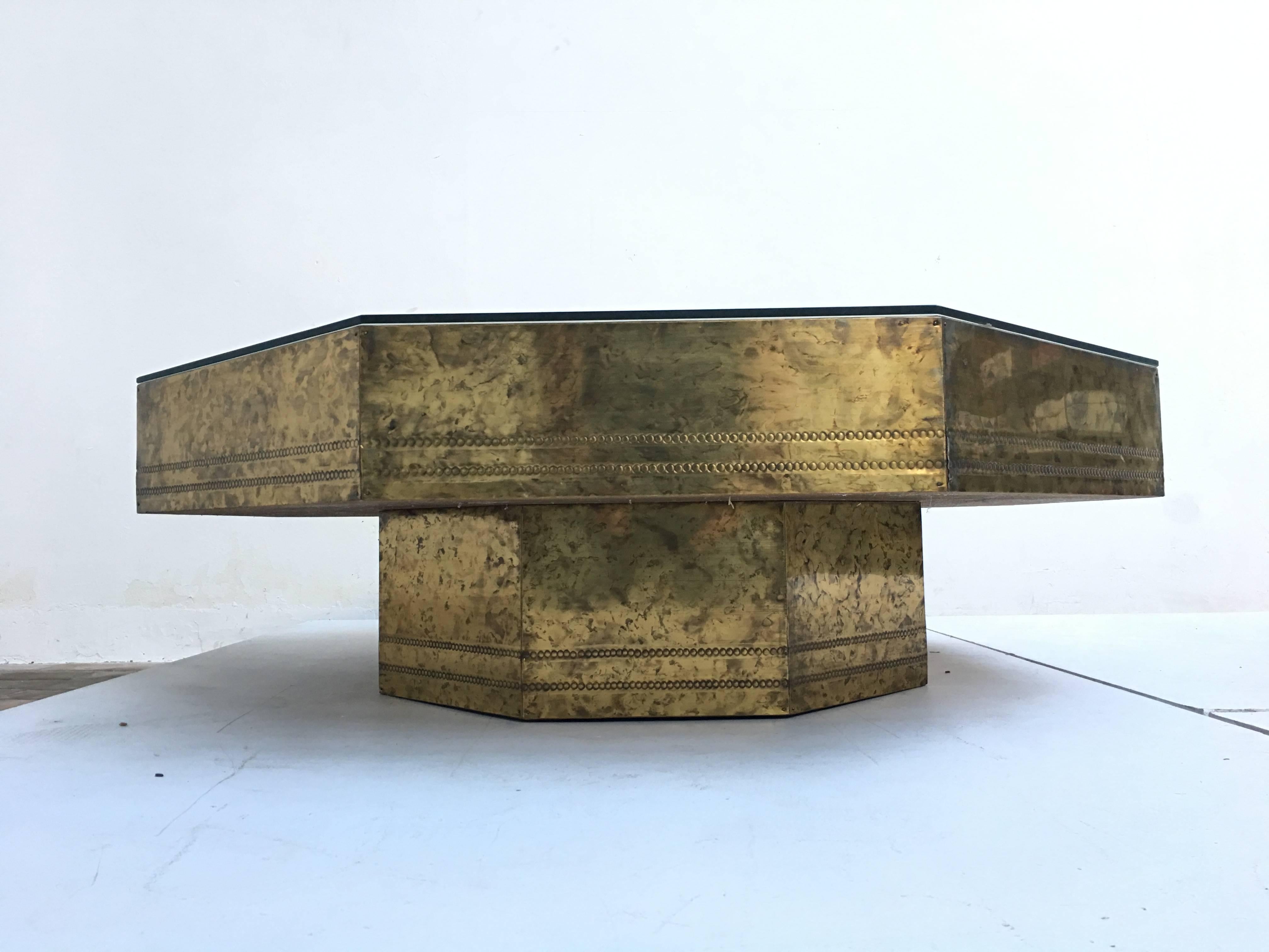Schöner Couchtisch aus säuregeätztem Messing aus den 1970er Jahren in attraktiver Achteckform von Bildhauer Bernard Rohne für 'Mastercraft', U.S.A.

Dieser handwerklich gefertigte Tisch zeichnet sich durch eine schöne Mischung aus massiven
