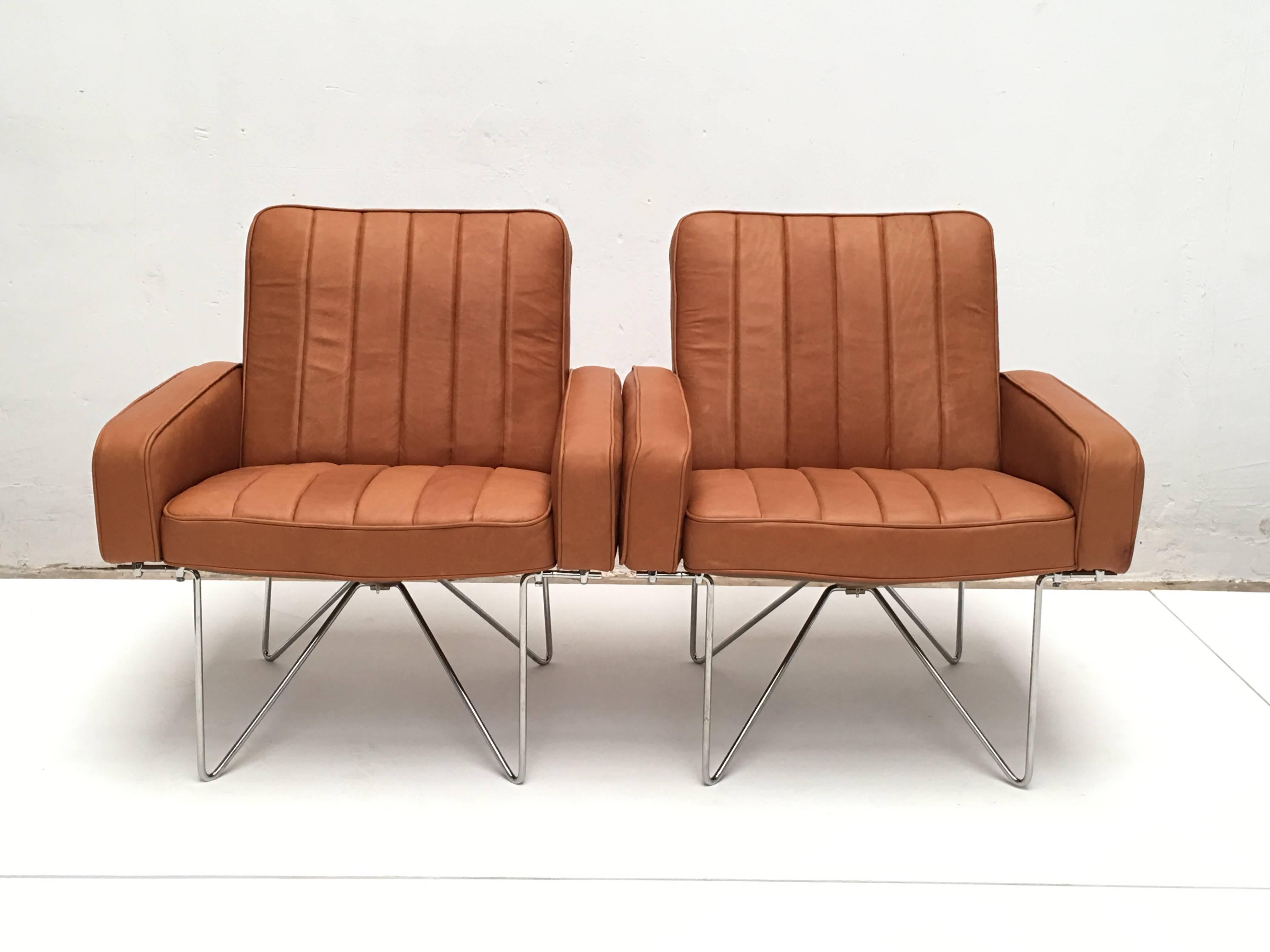 Rare pair of Dutch easy chairs attributed to designer Hein Salomonson for A. Polak 1960s

Beautiful chromed steel wire base with natural brown aniline leather upholstery

The seatings are reminiscent to the early Volkswagen car