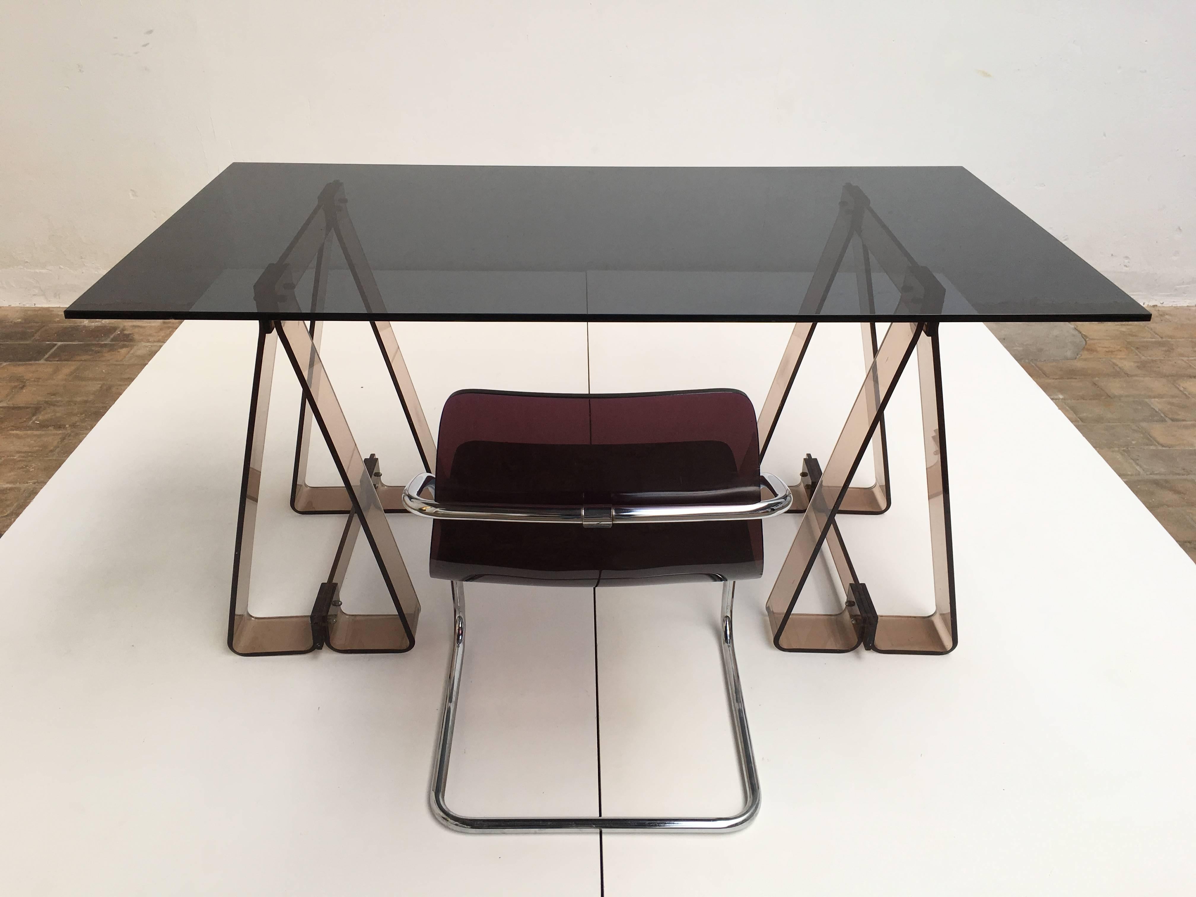 1970s Smoked Acrylic and Glass Trestle Desk, Lucite and Tubular Chrome Chair In Good Condition In bergen op zoom, NL